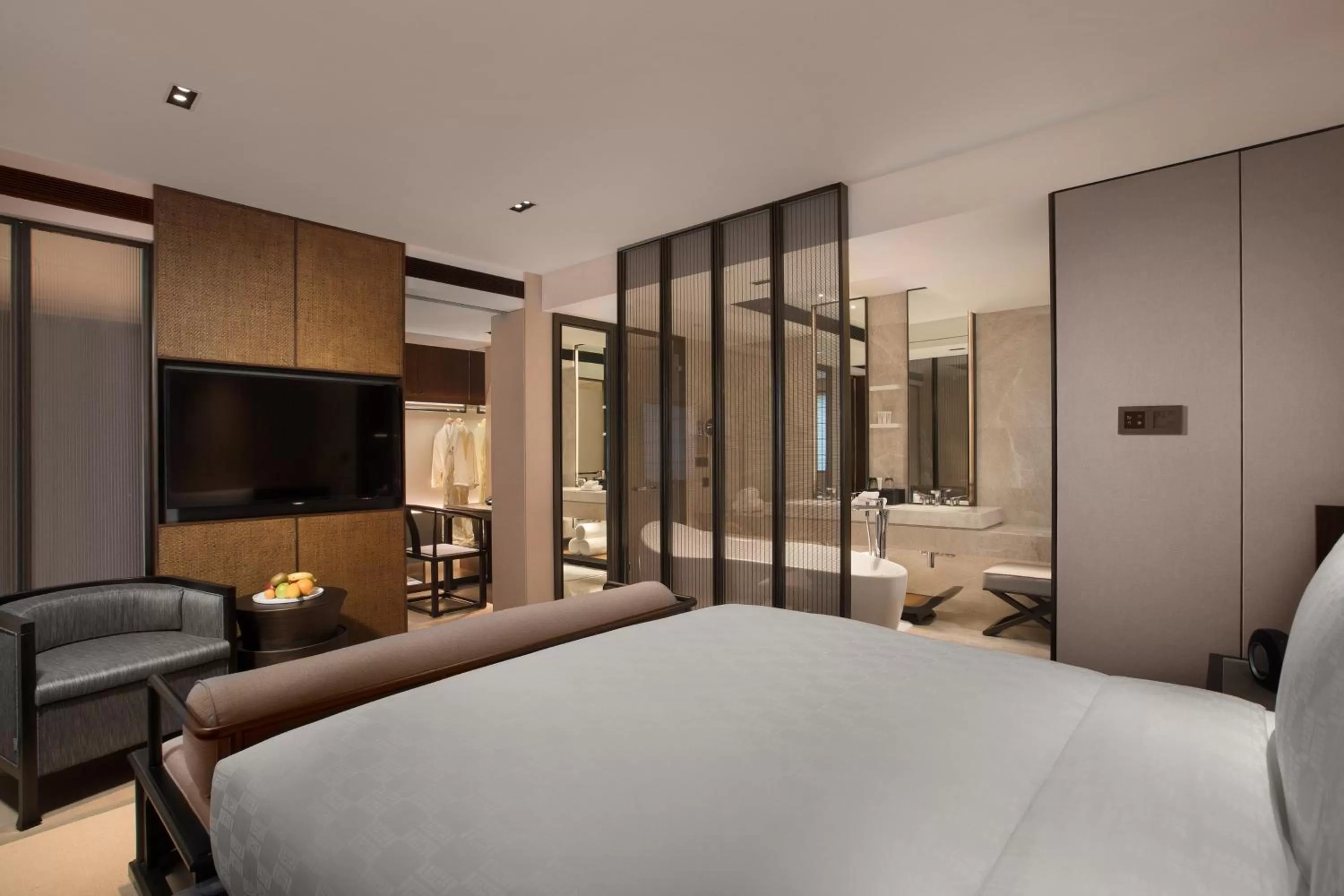 Photo of the whole room, Bed in HUALUXE Xi'an Tanghua by IHG