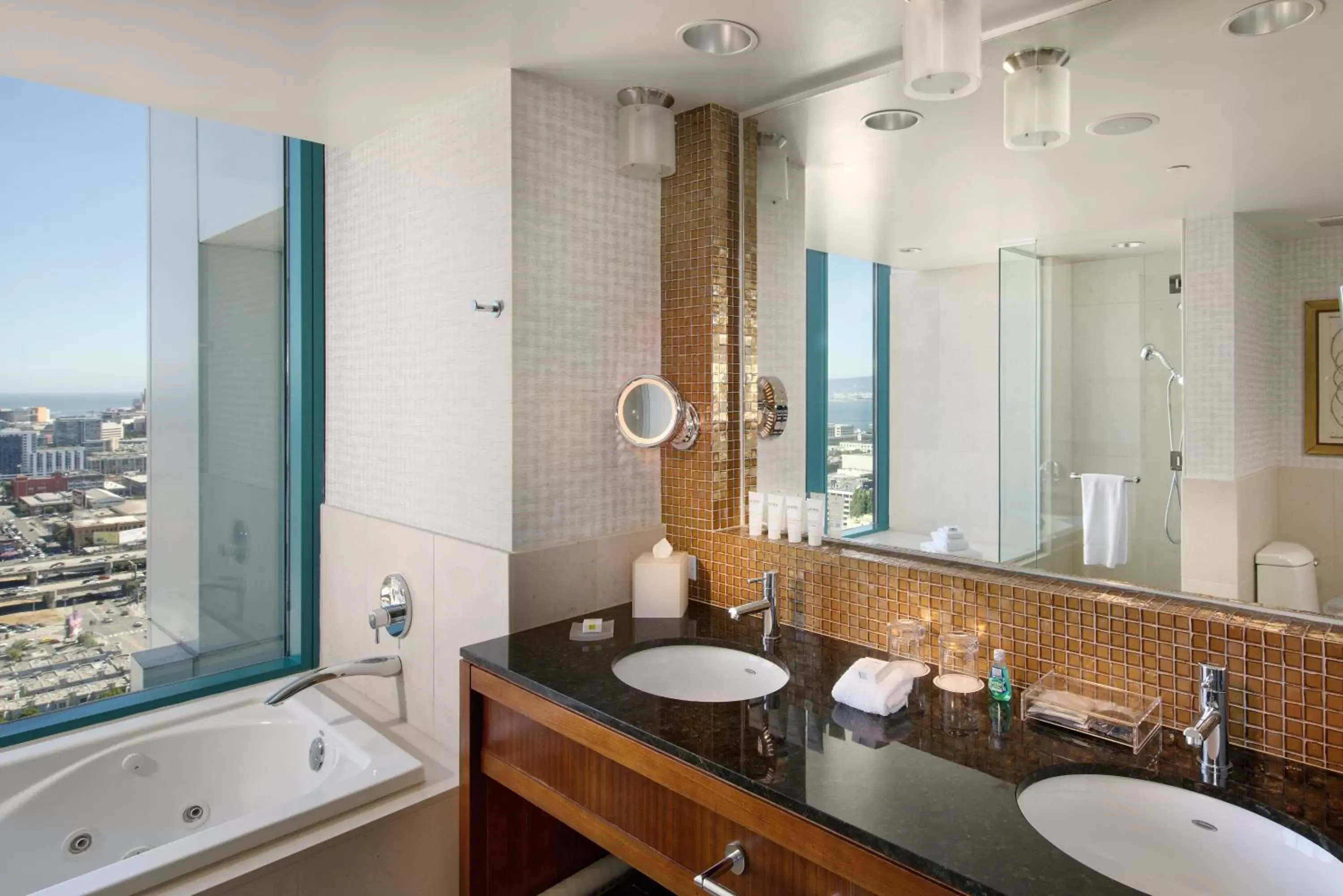 Photo of the whole room, Bathroom in InterContinental San Francisco, an IHG Hotel