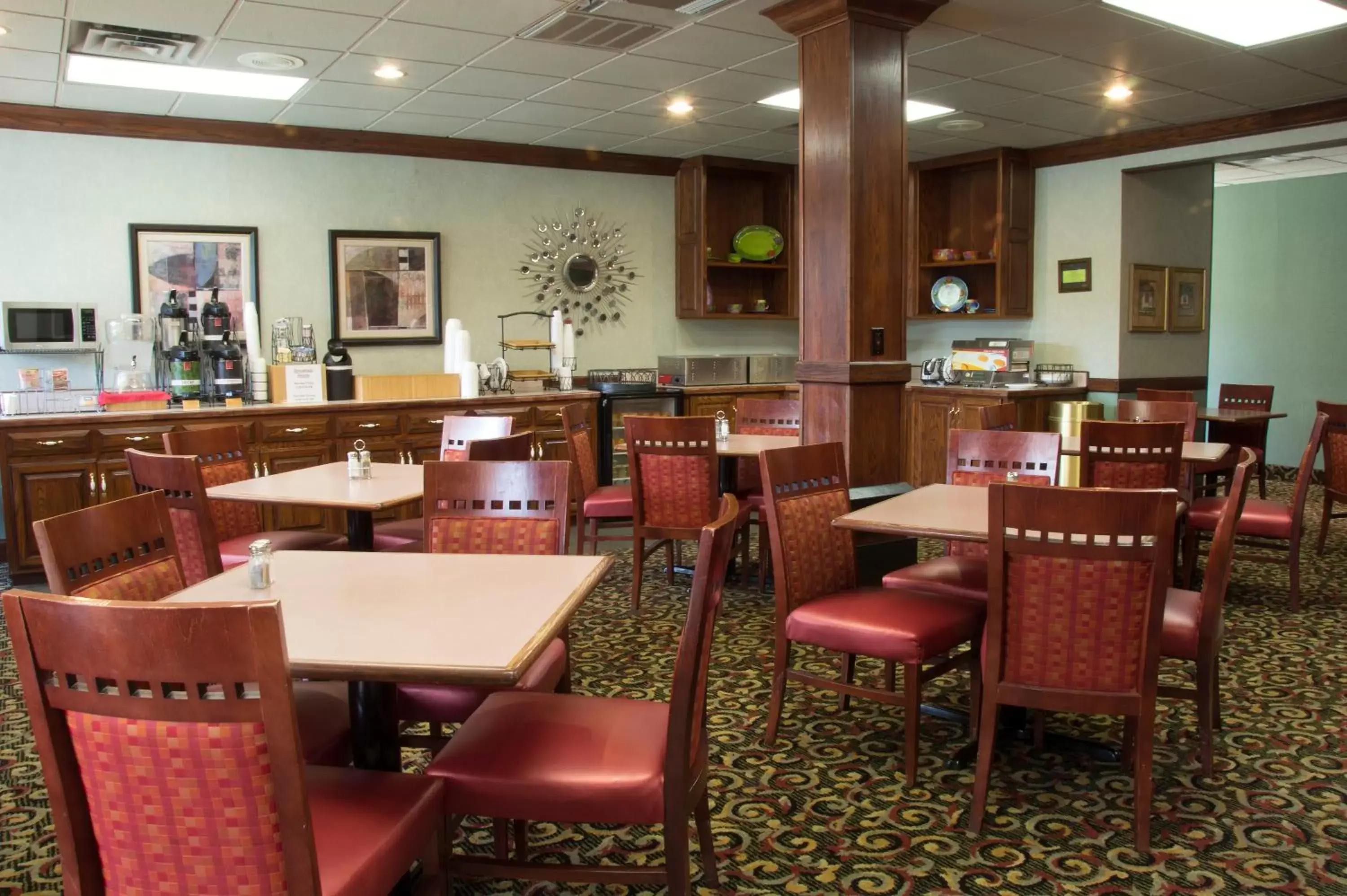 Communal lounge/ TV room, Restaurant/Places to Eat in Lamplighter Inn & Suites Pittsburg