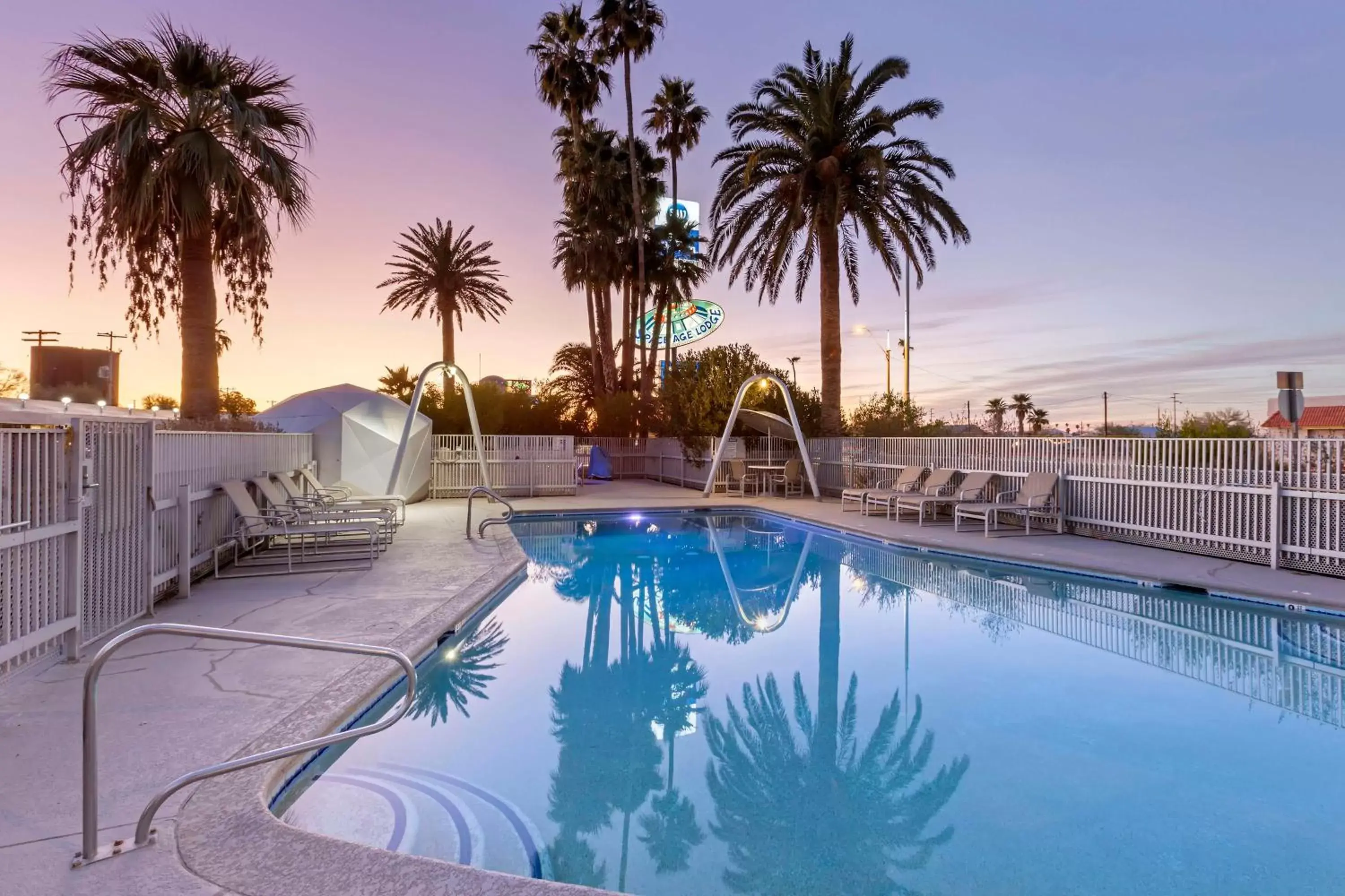 Pool view, Swimming Pool in Best Western Space Age Lodge