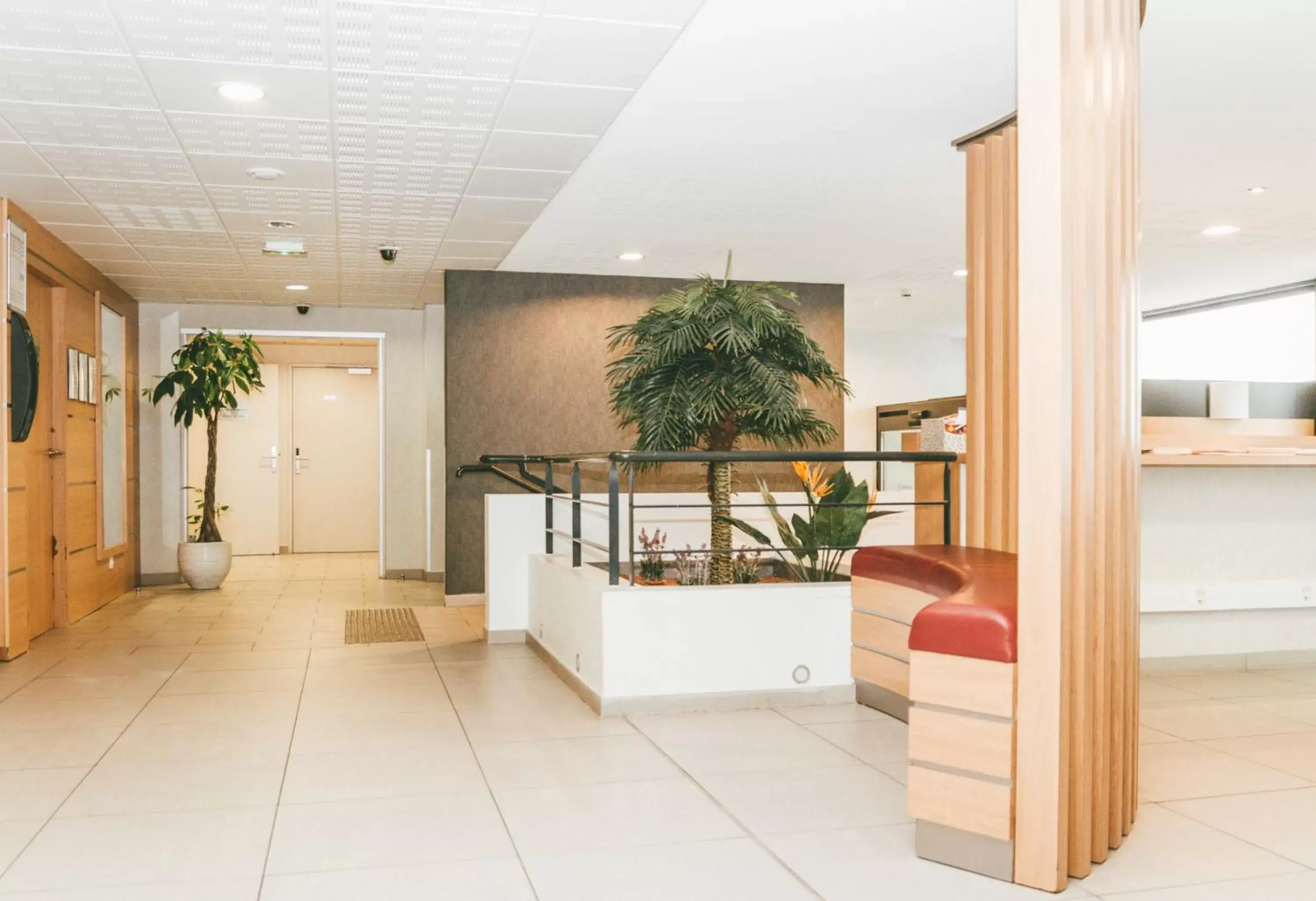 Lobby or reception in Terres de France - Appart'Hotel Quimper Bretagne