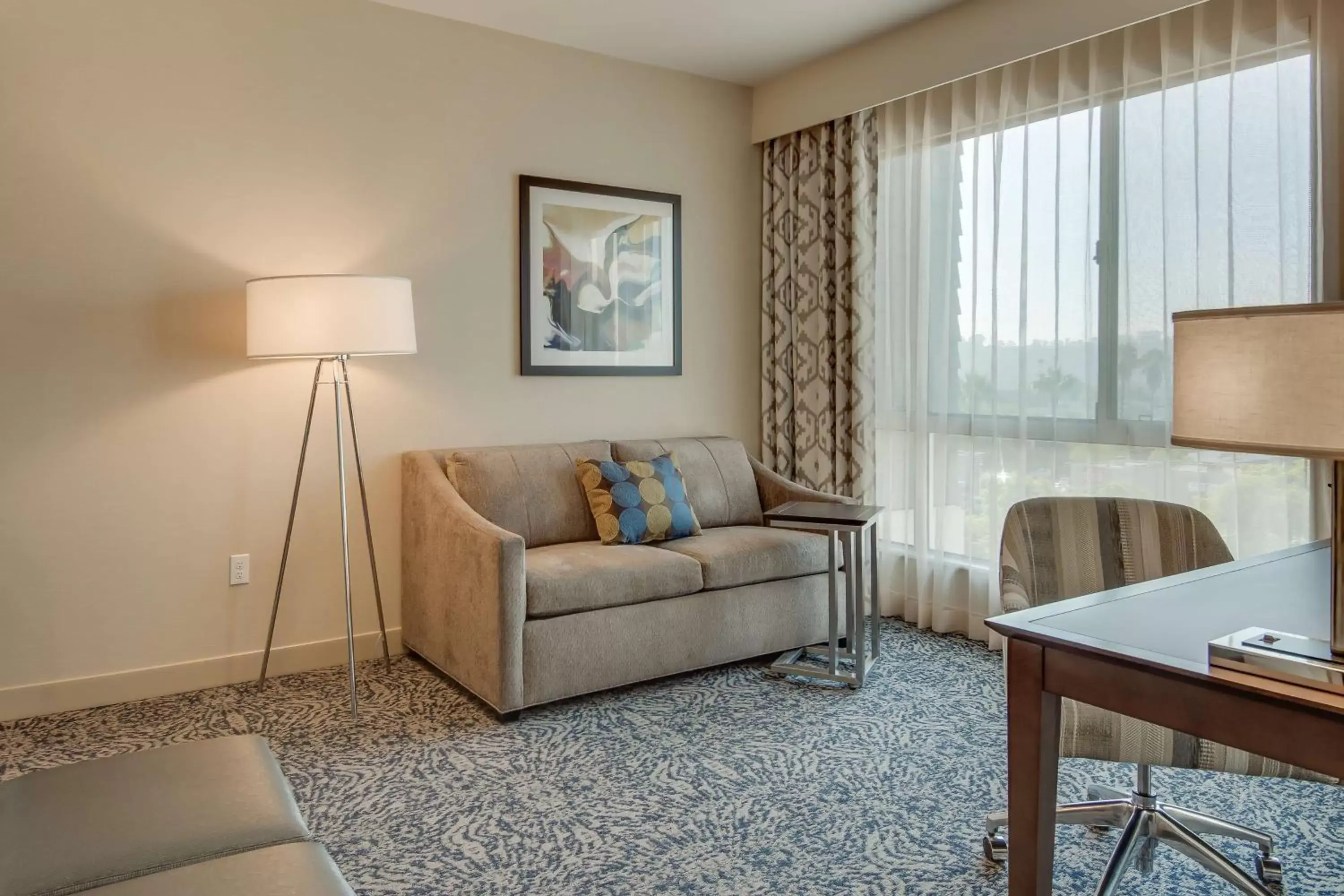 Bed, Seating Area in Hampton Inn & Suites Los Angeles - Glendale