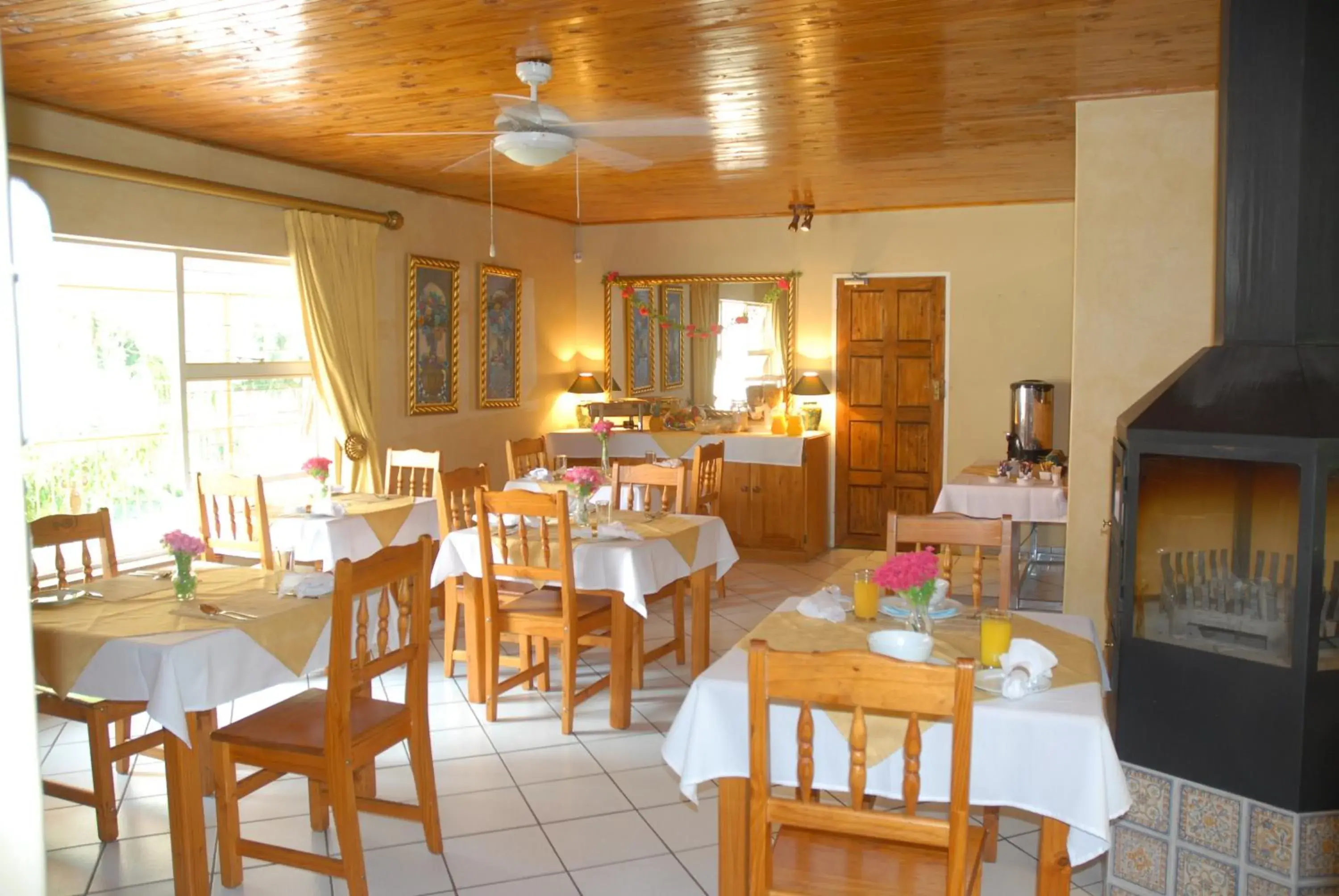 Restaurant/Places to Eat in Purple Olive Guest House