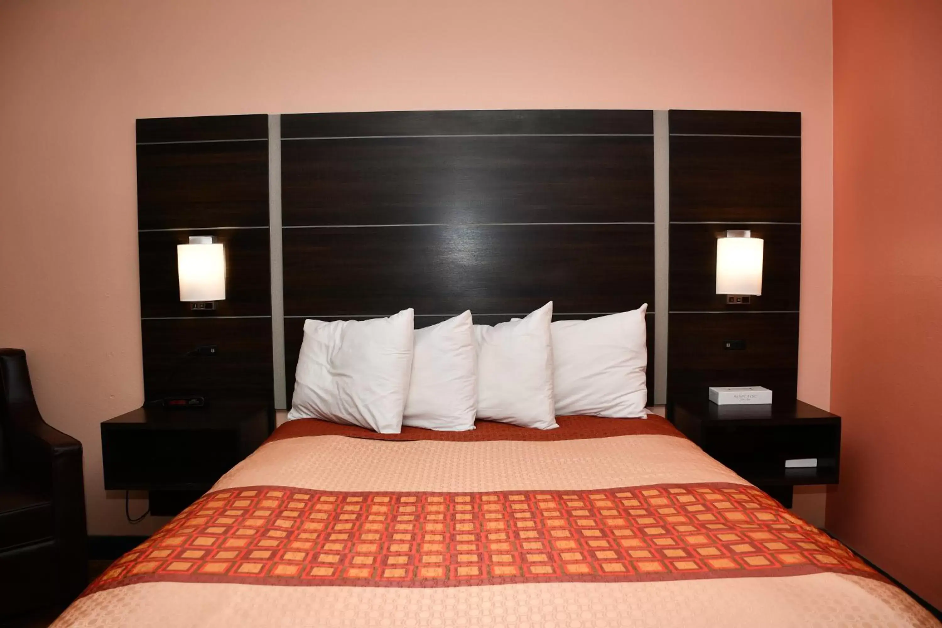 Bed in Regency Inn & Suites Faribault
