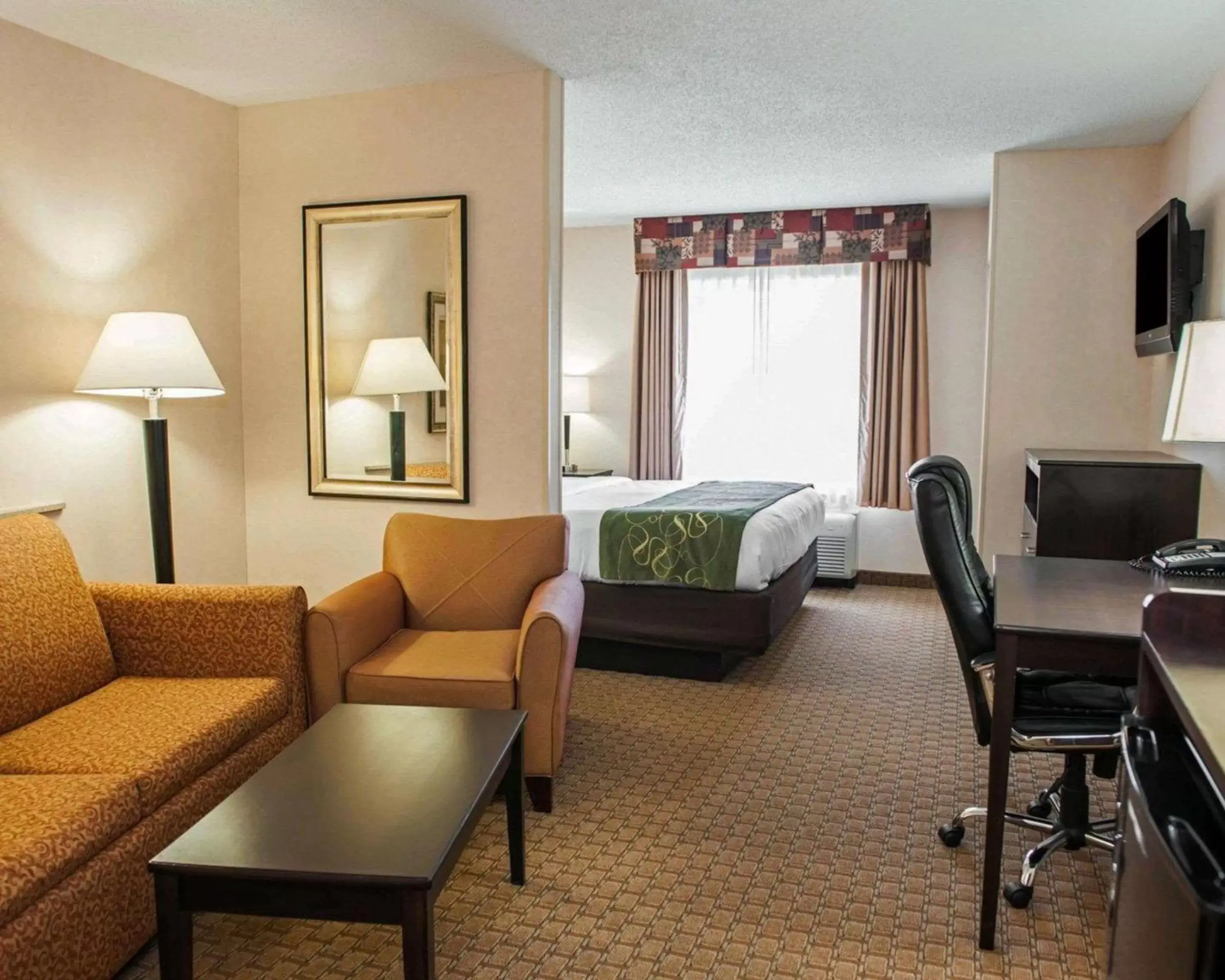 Photo of the whole room, Seating Area in Comfort Suites Southport
