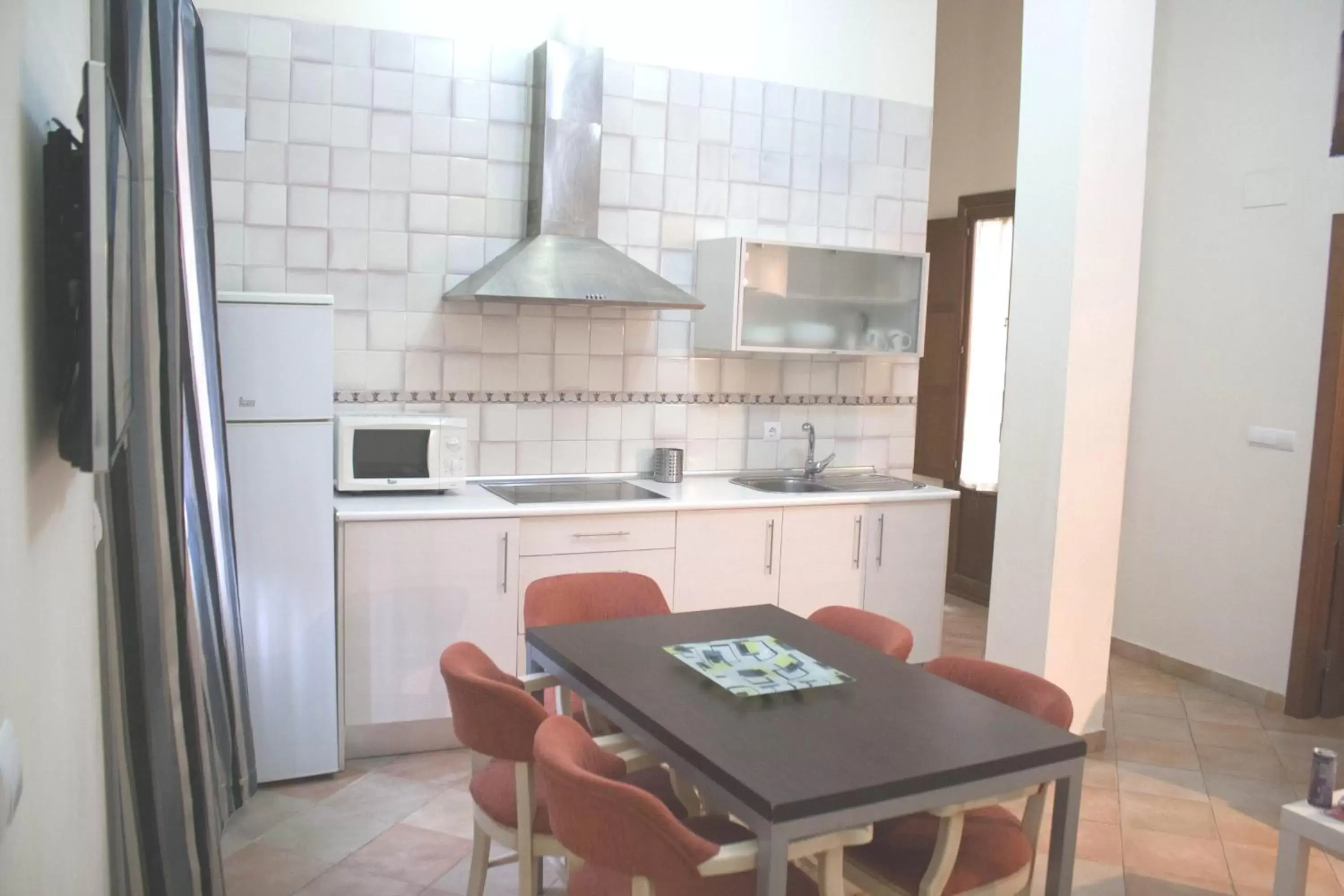 Dining area, Kitchen/Kitchenette in Abadia Suites