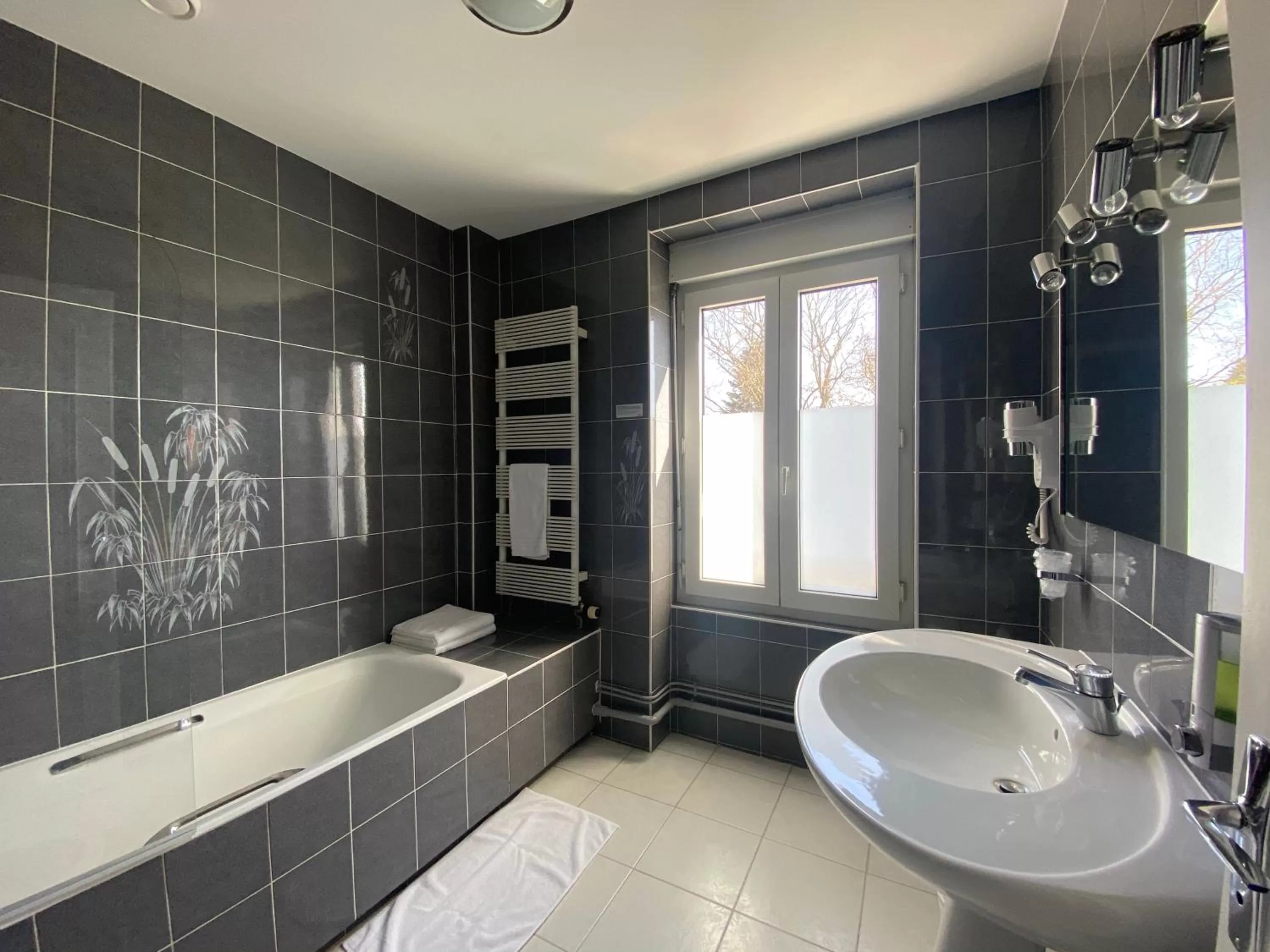 Bathroom in The Originals Boutique, Hôtel Terminus, Bourg-en-Bresse Gare