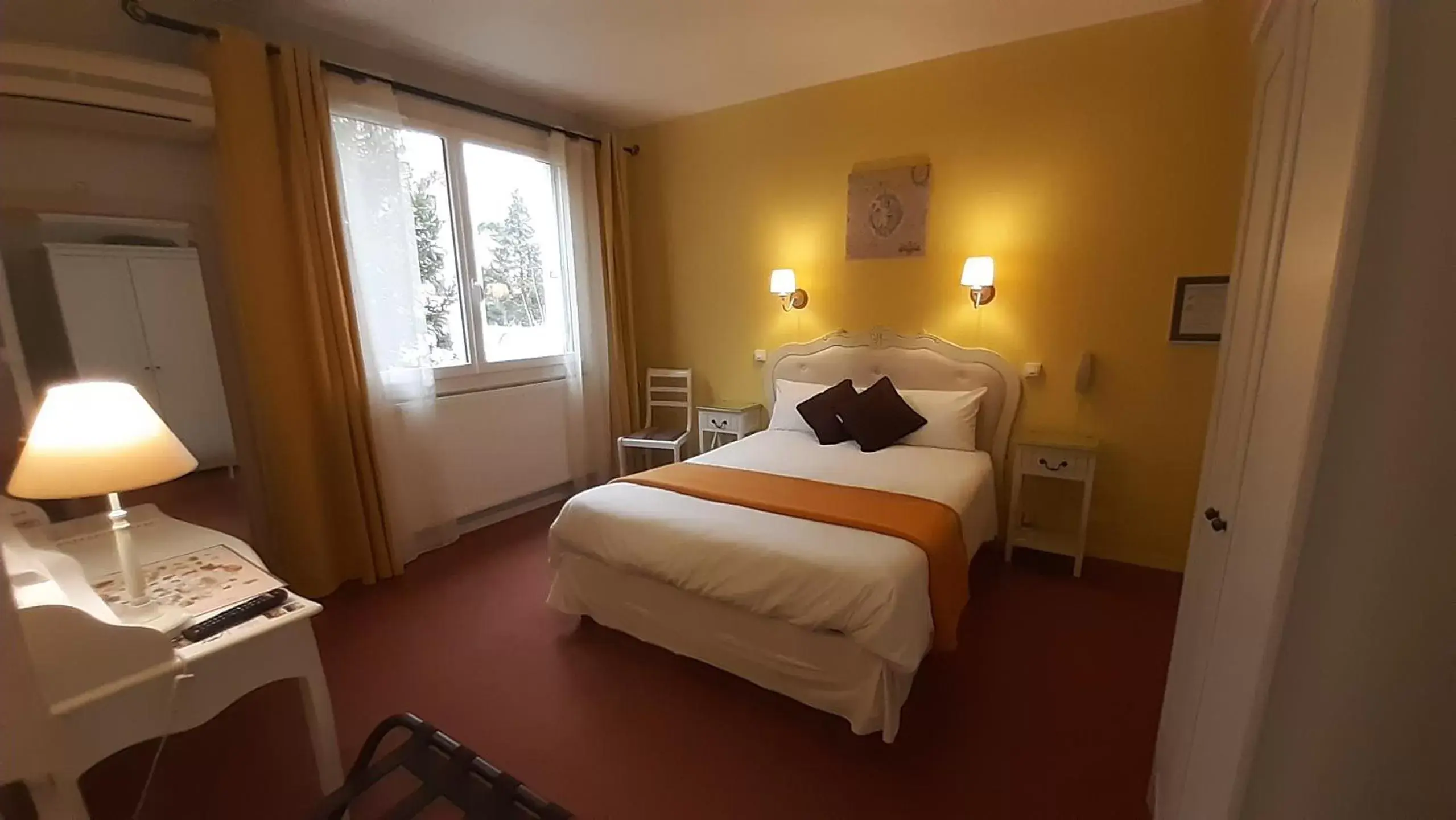 Bedroom, Bed in Hôtel du Tricastin