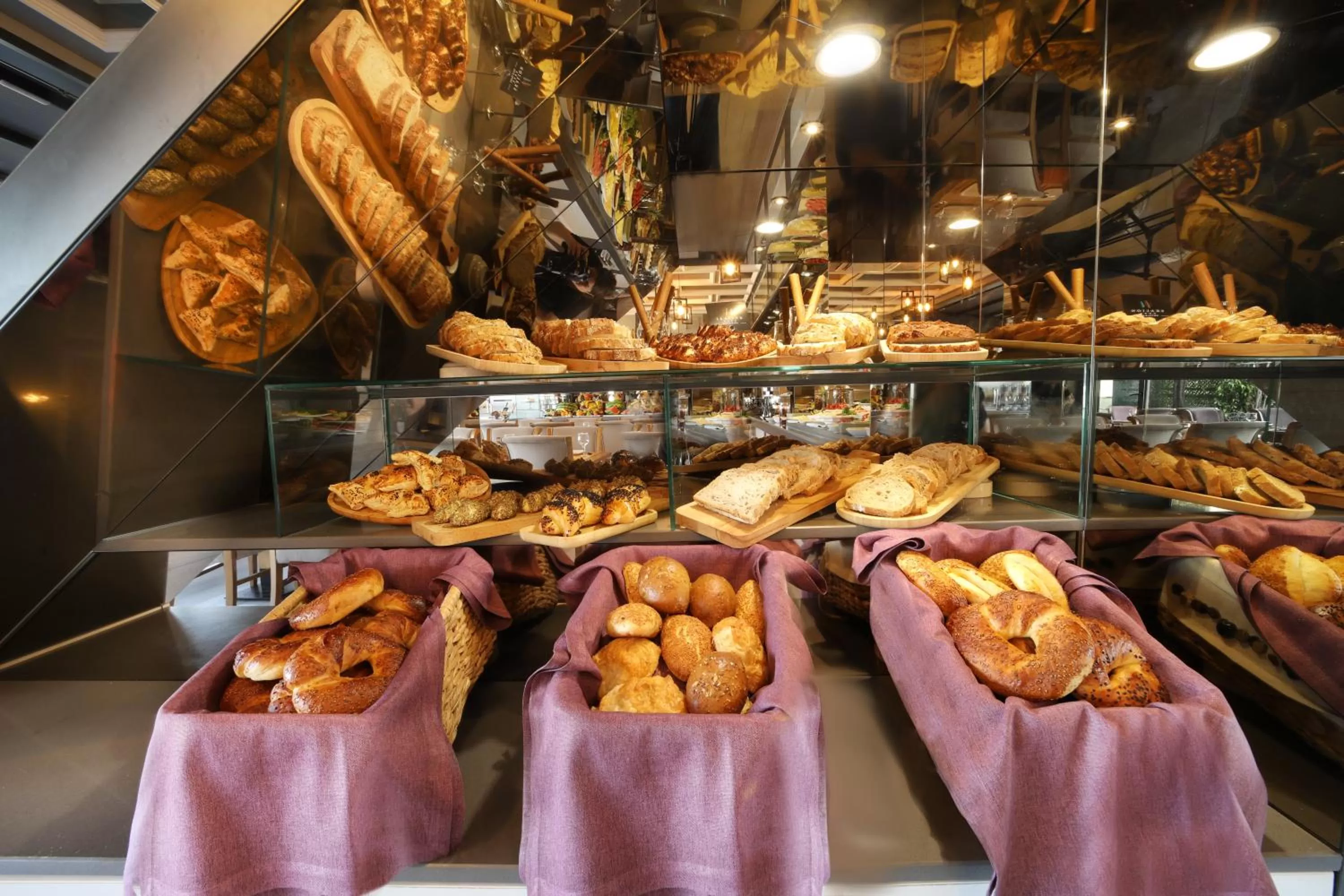 Food and drinks in Skalion Hotel