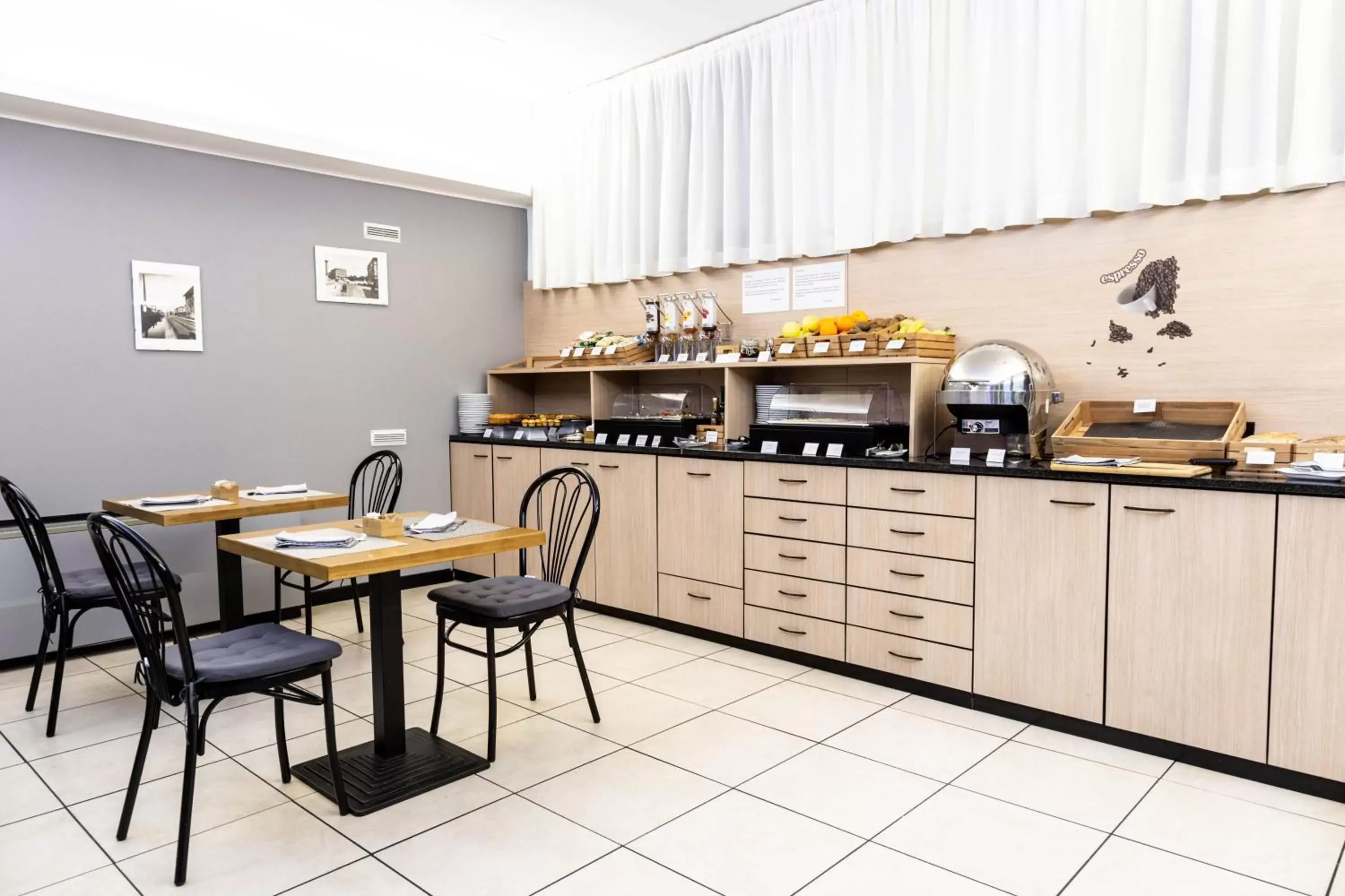 Coffee/tea facilities, Restaurant/Places to Eat in Hotel Berlino