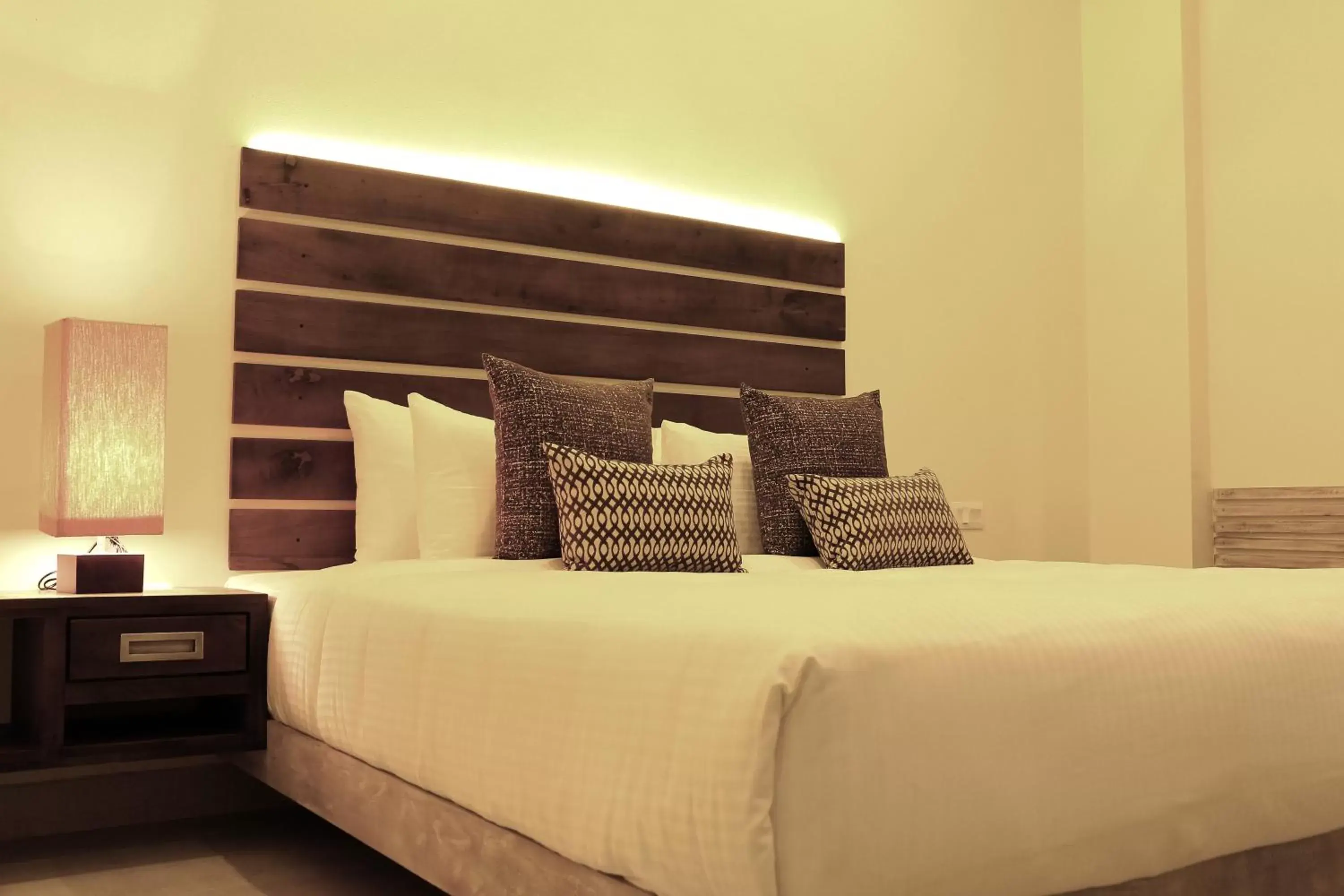 Bed in Hotel Cloud 9 Negombo