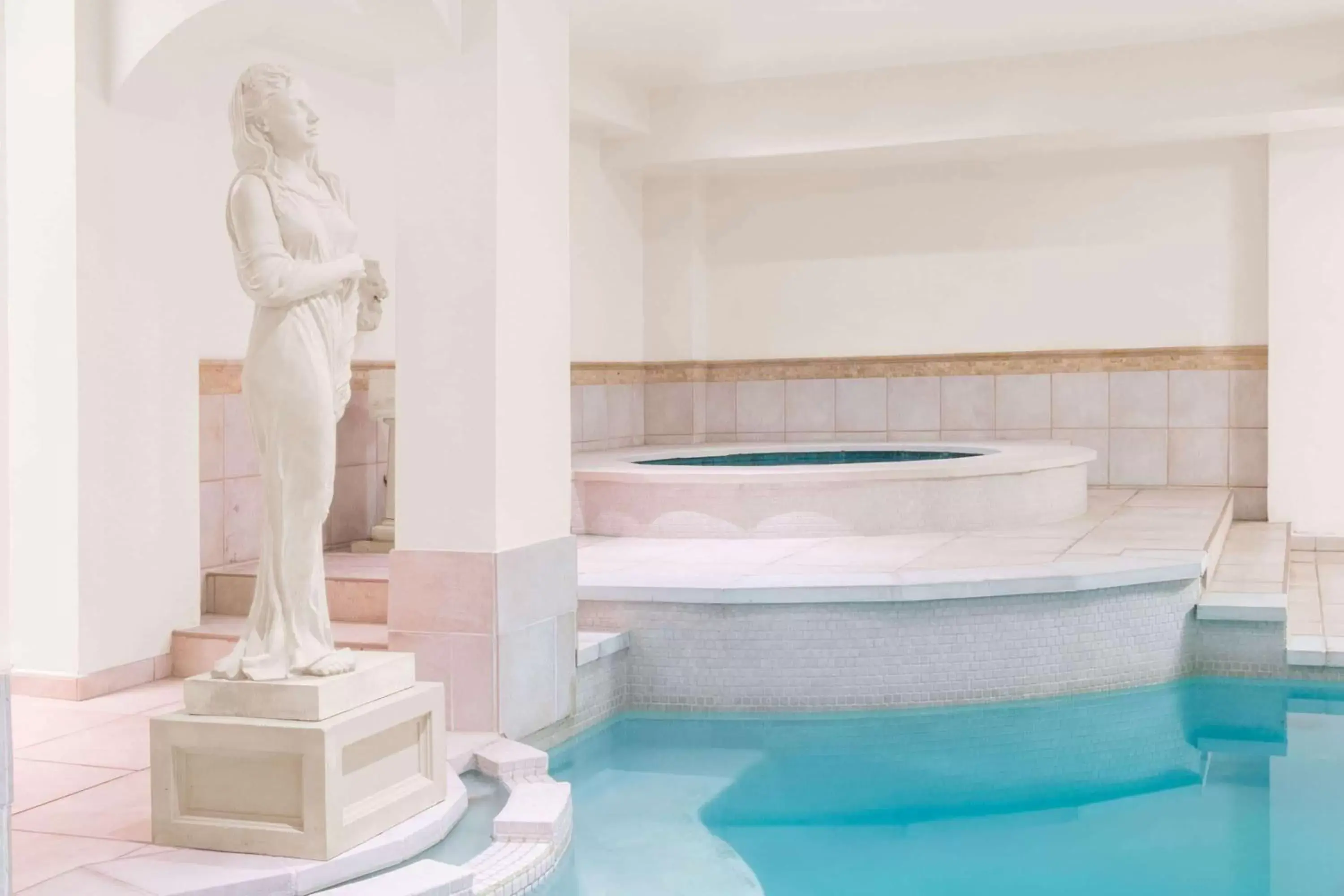 Hot Tub, Swimming Pool in The George Washington - A Wyndham Grand Hotel