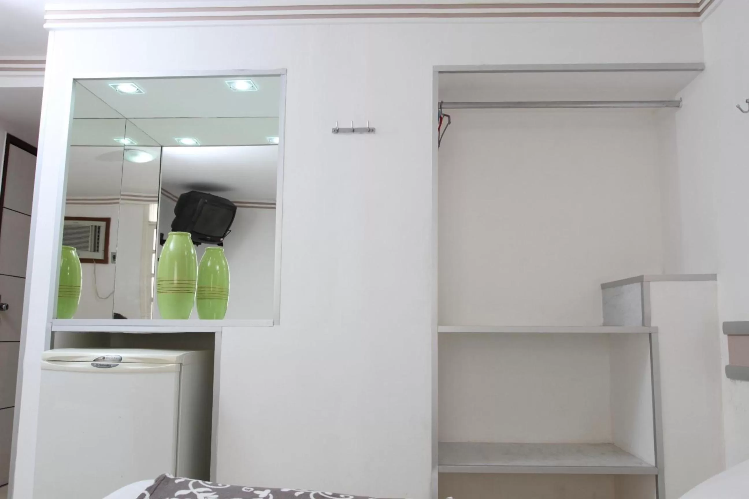 Bedroom, Kitchen/Kitchenette in Tirol Praia Hotel