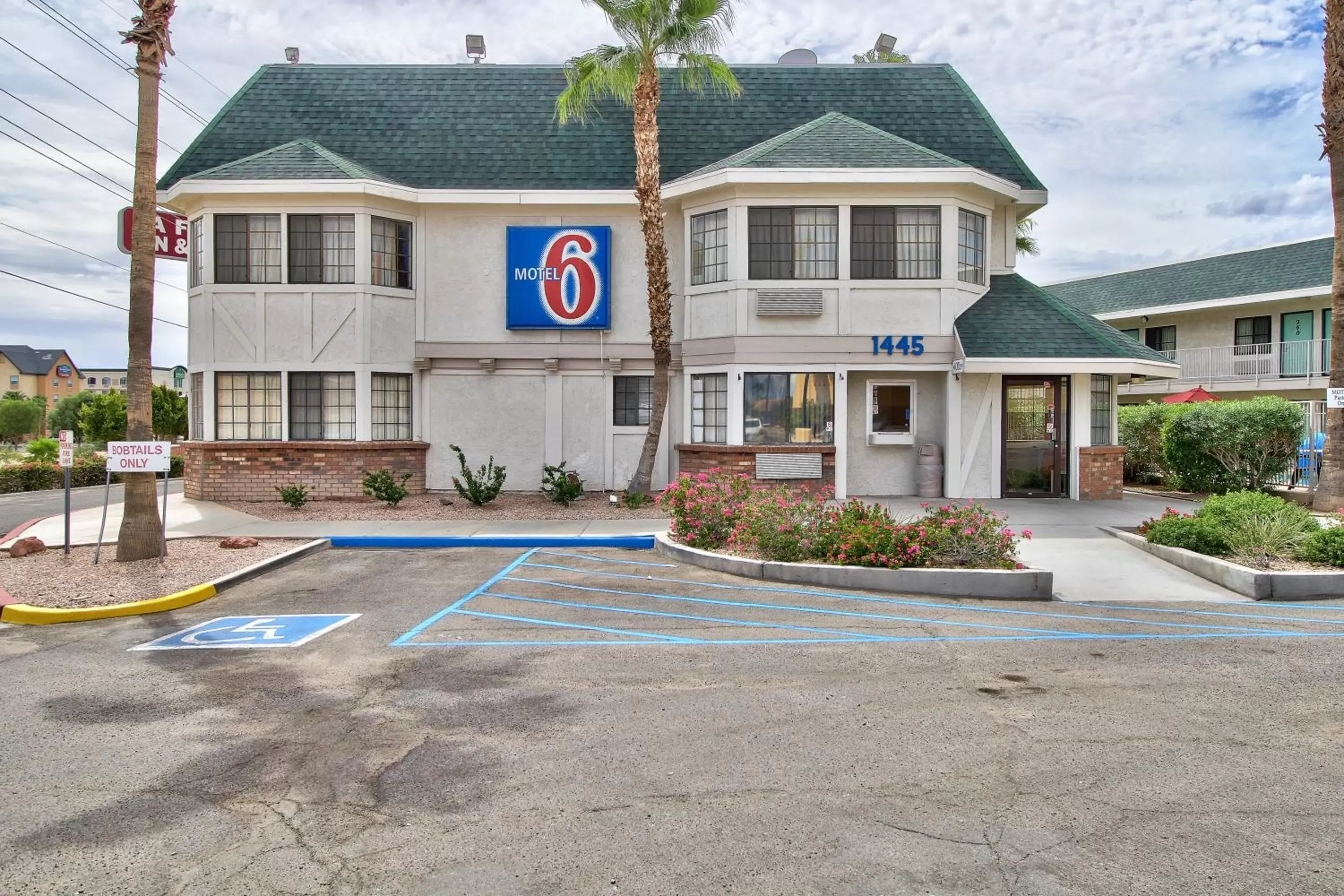 Property Building in Motel 6-Yuma, AZ - East