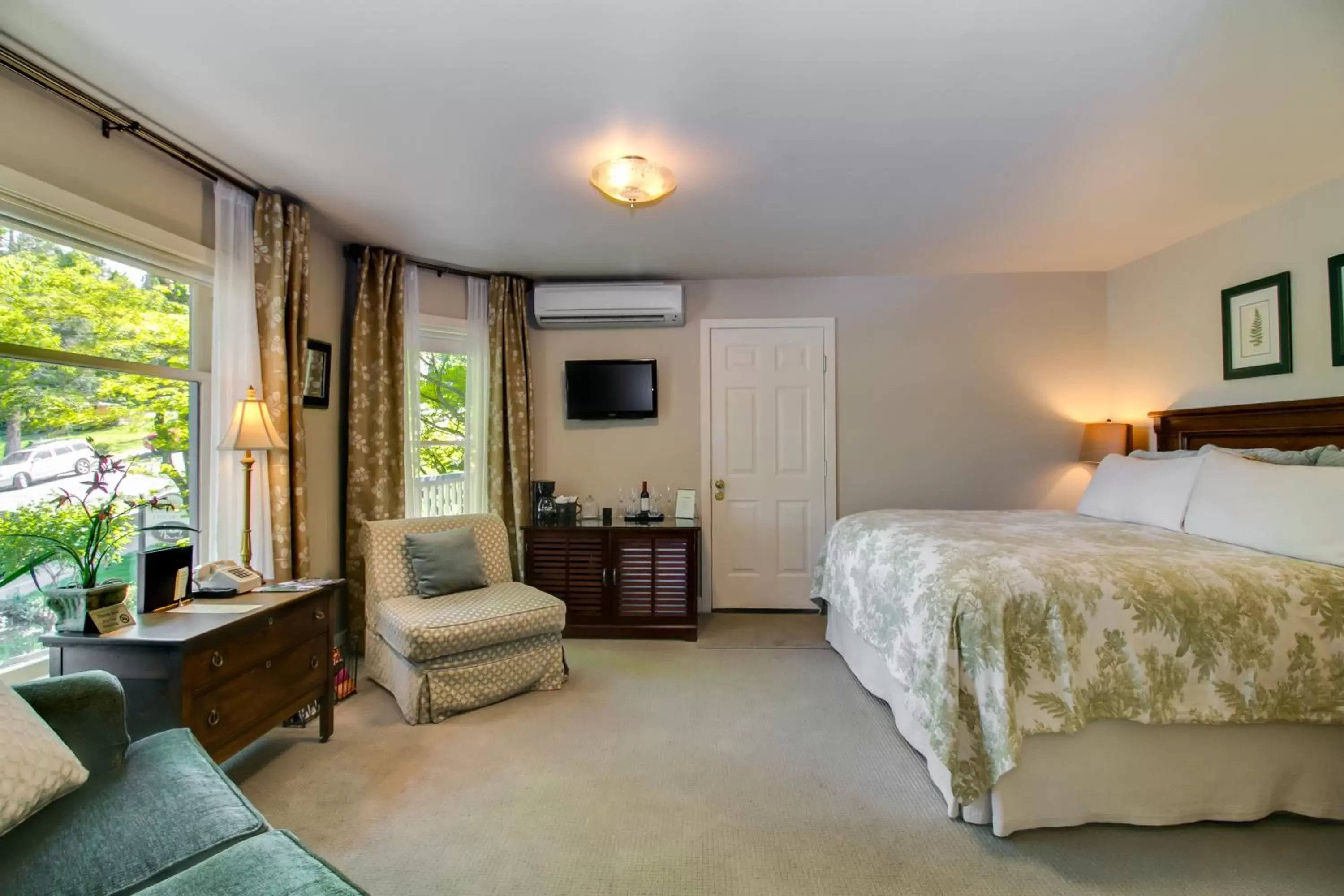 Bed in Winchester Inn Bed in Winchester Inn