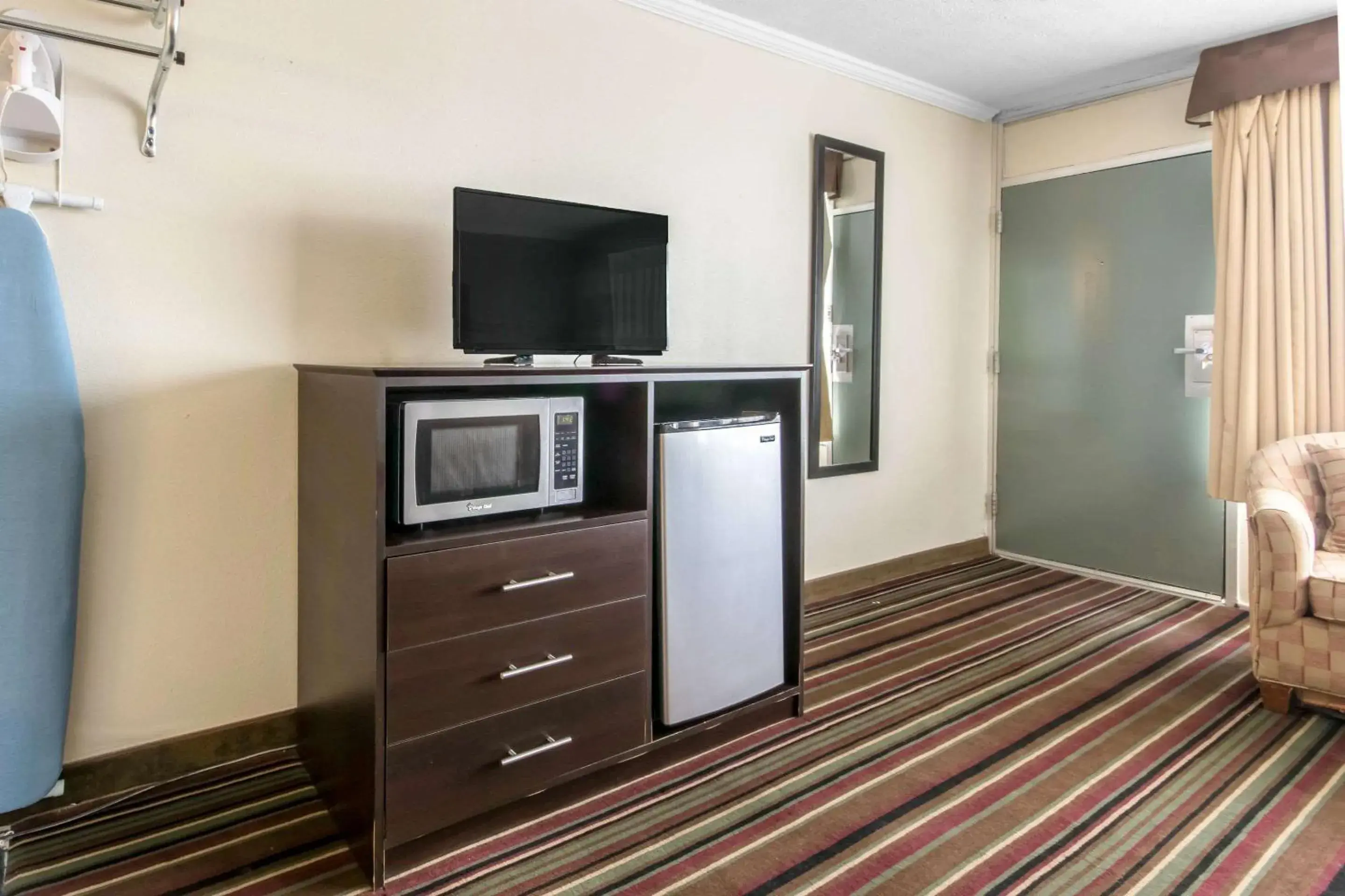 Photo of the whole room, TV/Entertainment Center in Quality Inn & Suites - Horse Cave