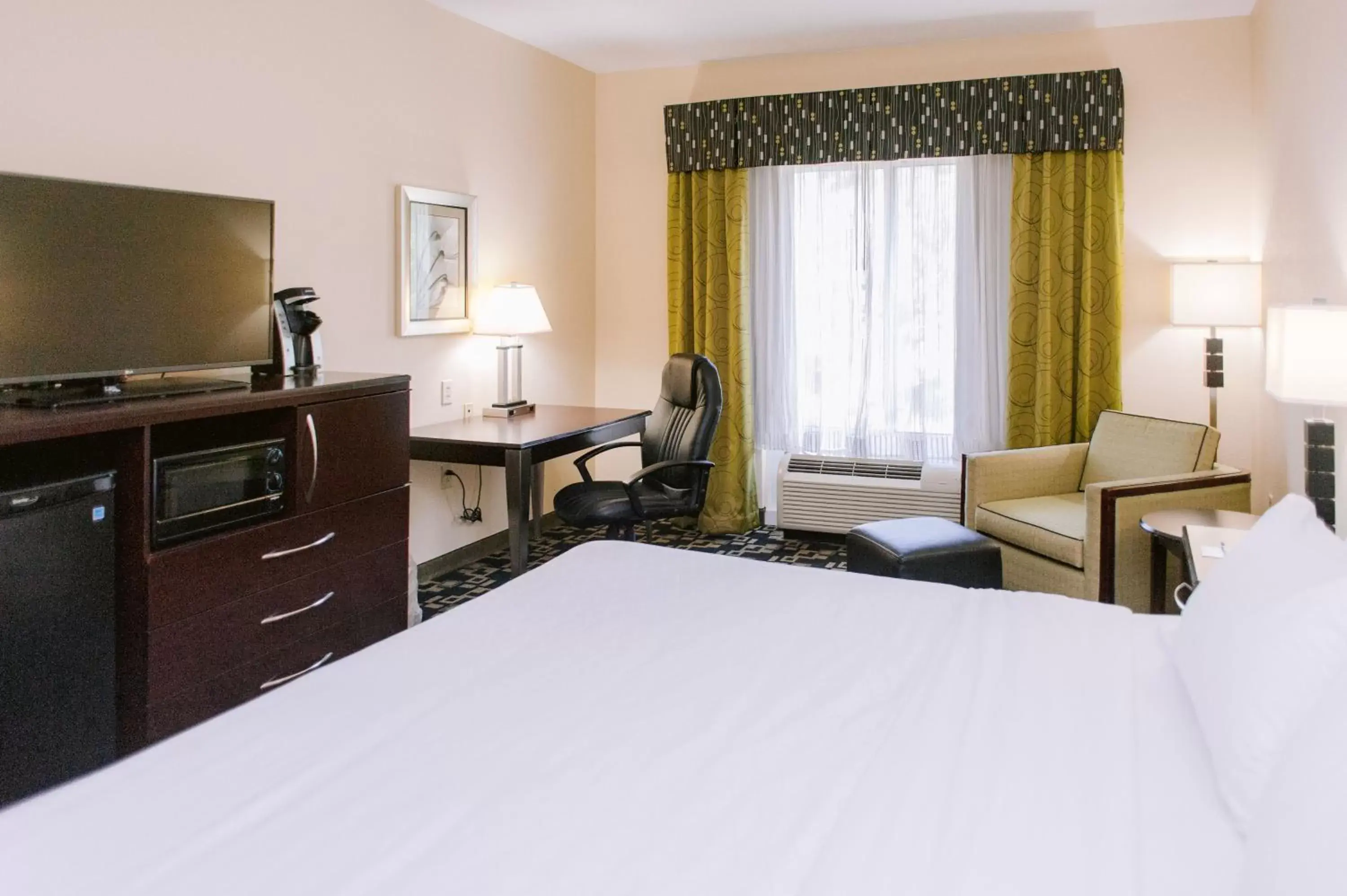 Bed, TV/Entertainment Center in Holiday Inn Express Hotel Raleigh Southwest, an IHG Hotel