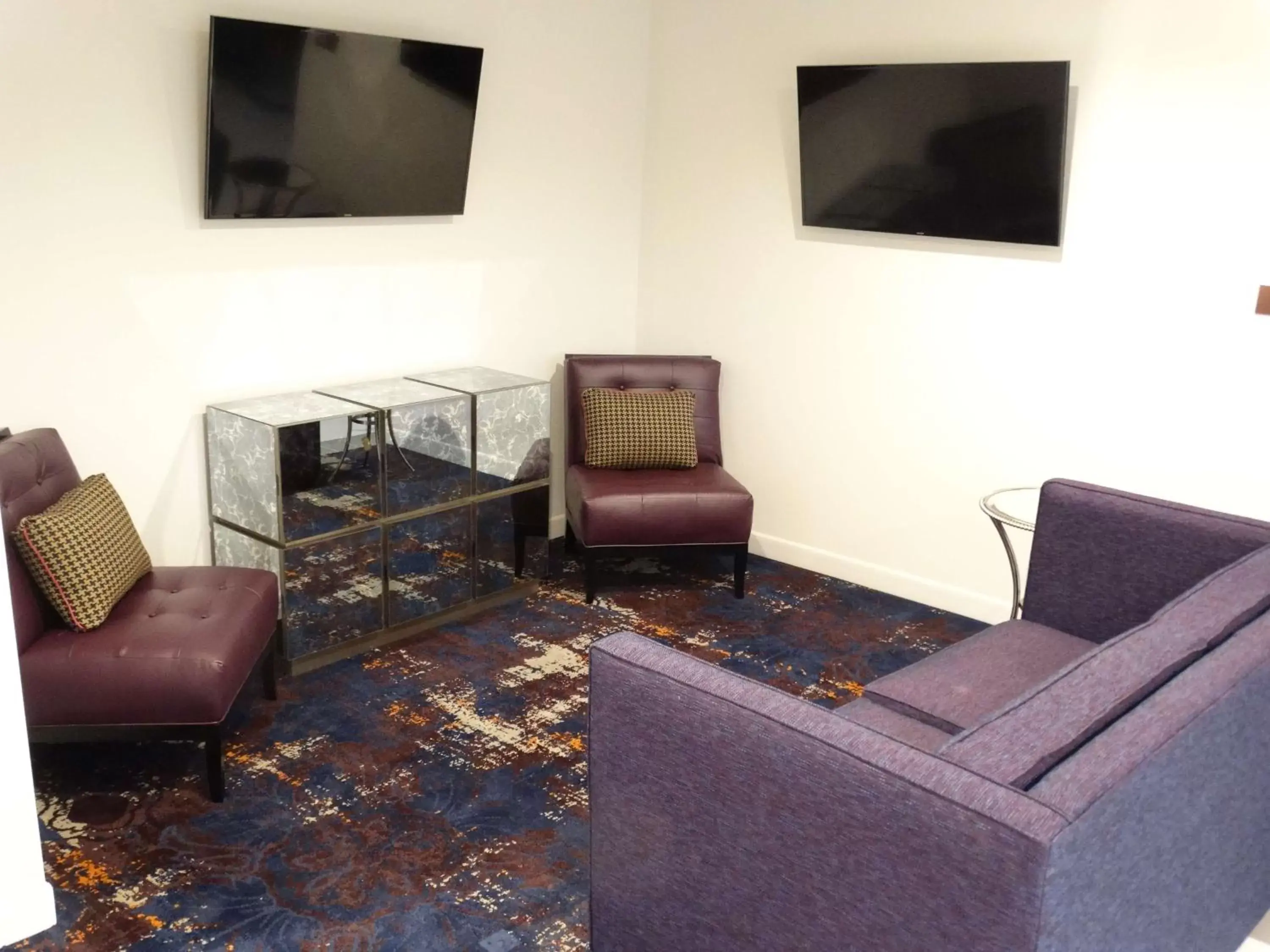 Communal lounge/ TV room, Seating Area in Best Western Plus New Richmond Inn & Suites