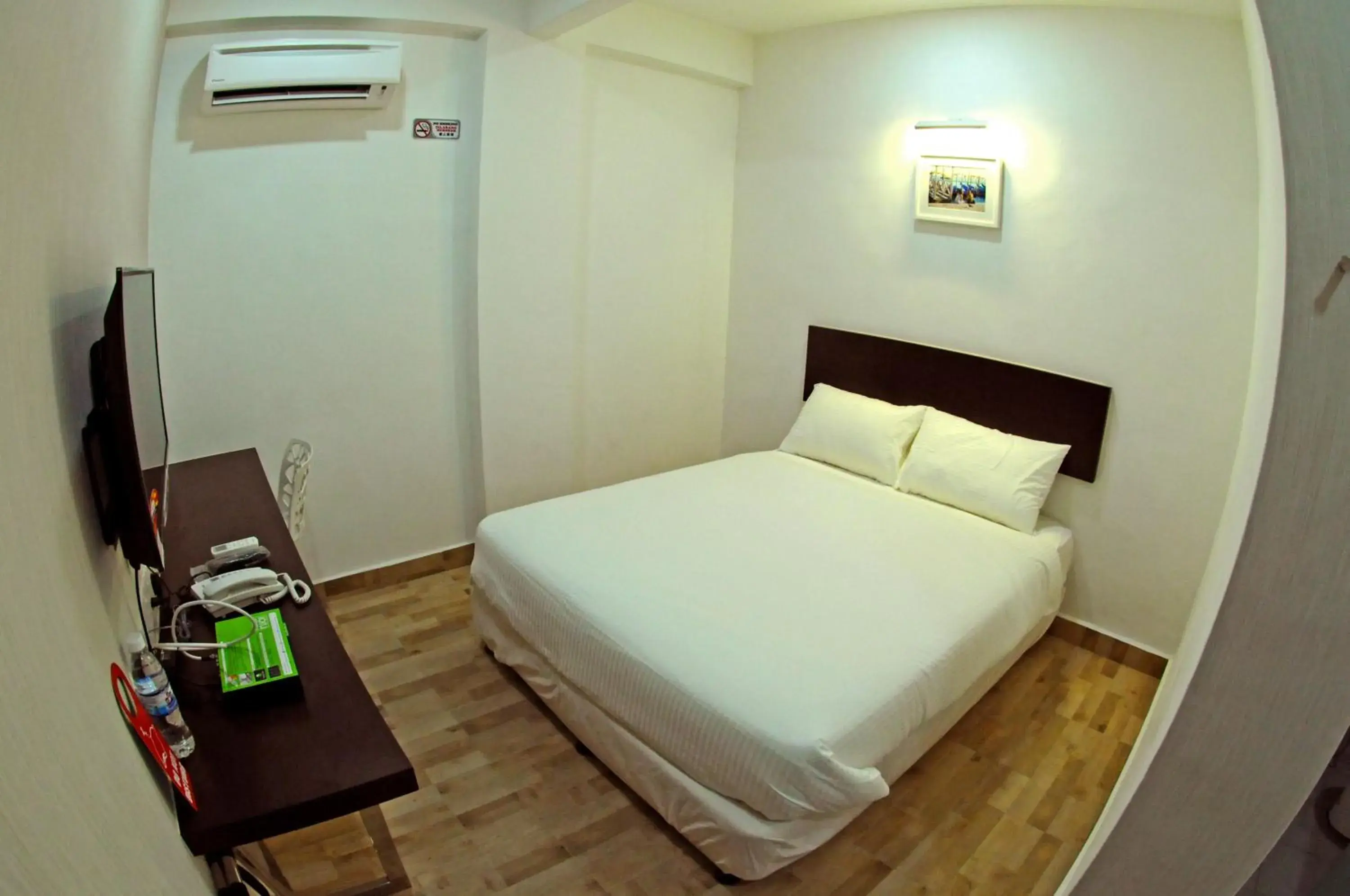 Photo of the whole room, Bed in Apple Inn Hotel