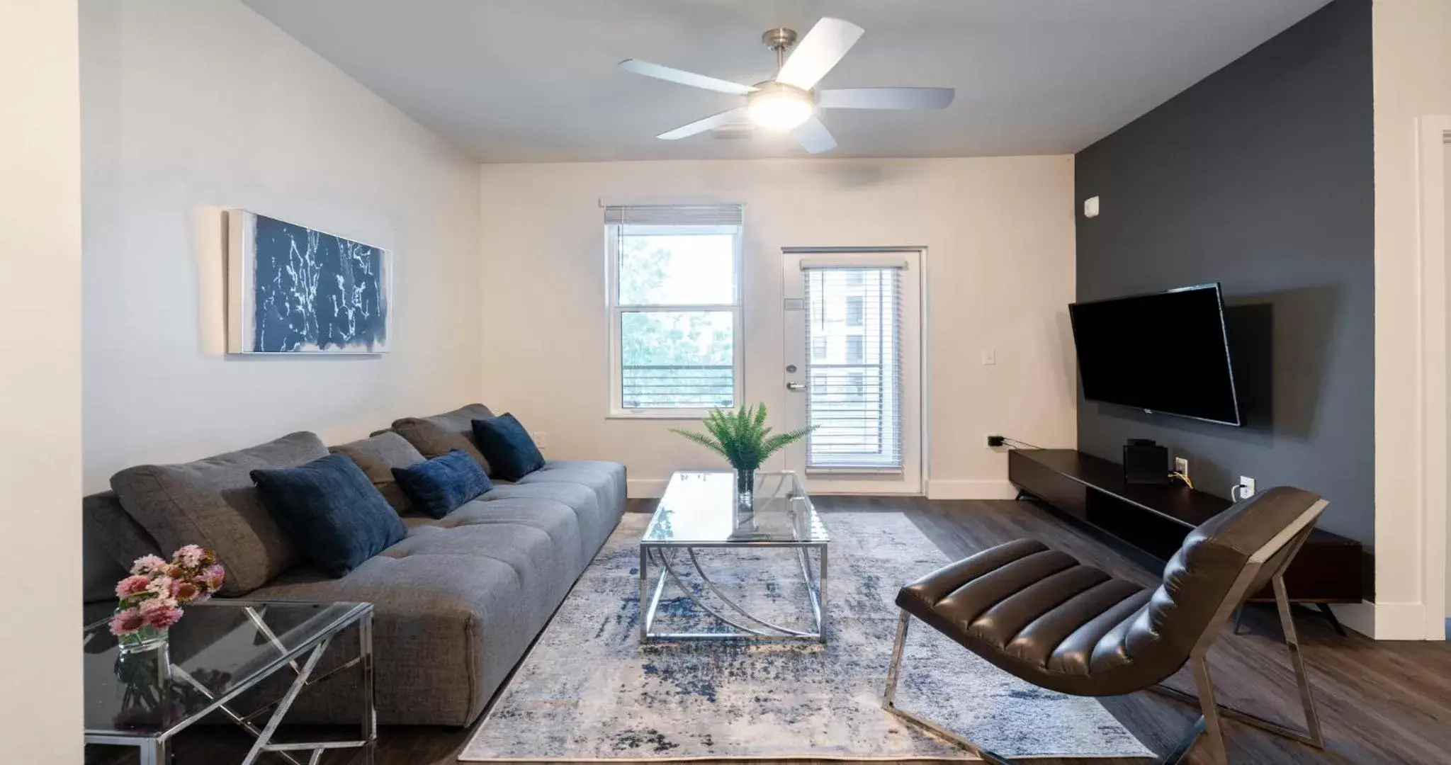 Living room, Seating Area in Westshore Apartments by Barsala