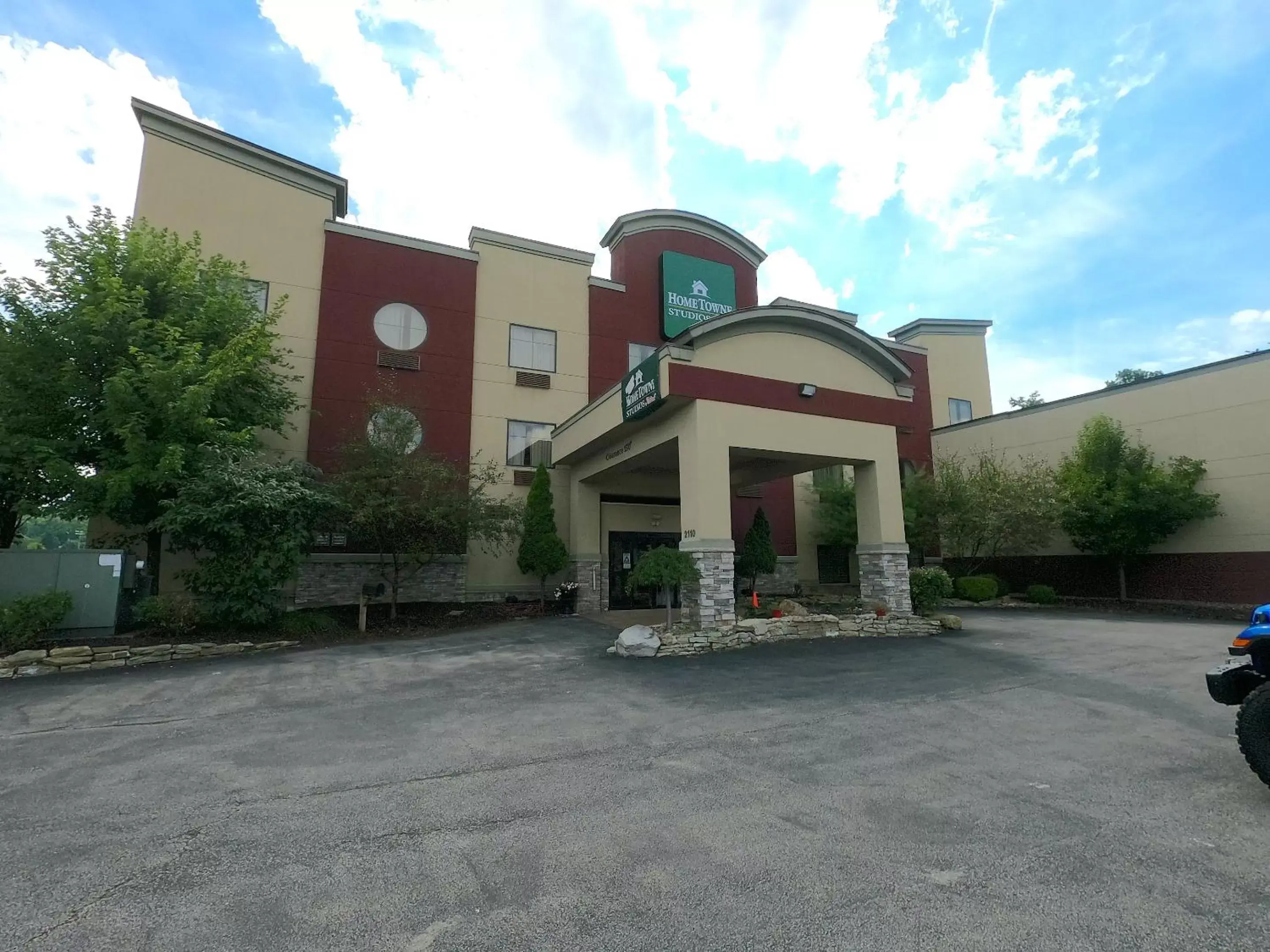 Property building in HomeTowne Studios & Suites Washington Property building in HomeTowne Studios & Suites Washington