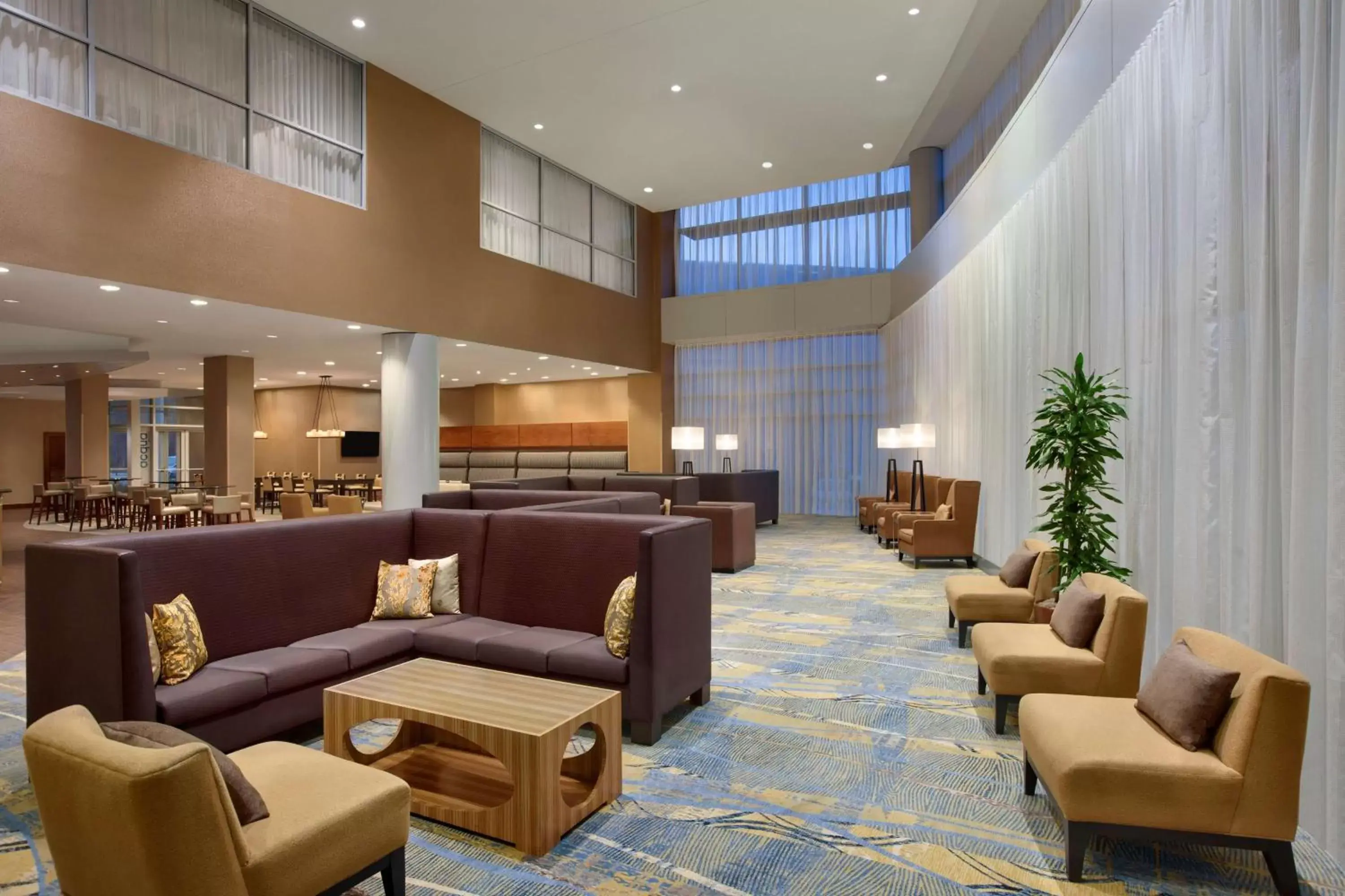 Lobby or reception, Lounge/Bar in Hilton Baltimore BWI Airport