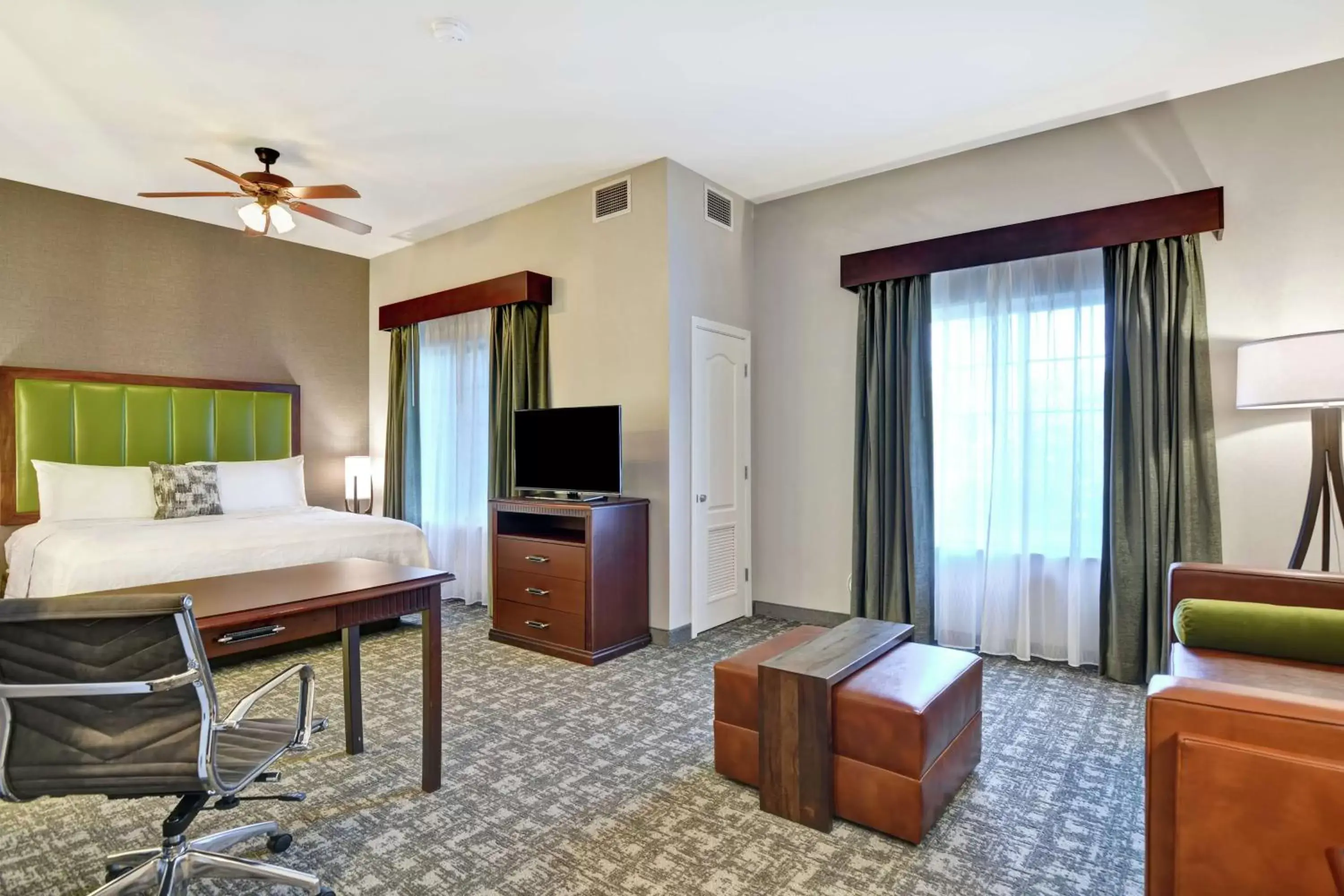 Bedroom, TV/Entertainment Center in Homewood Suites by Hilton Reno