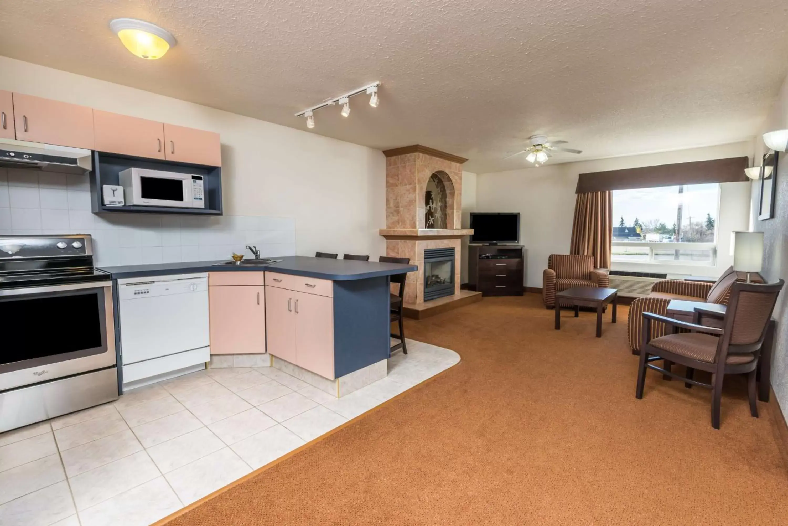 Photo of the whole room, Kitchen/Kitchenette in Super 8 by Wyndham Vermilion AB