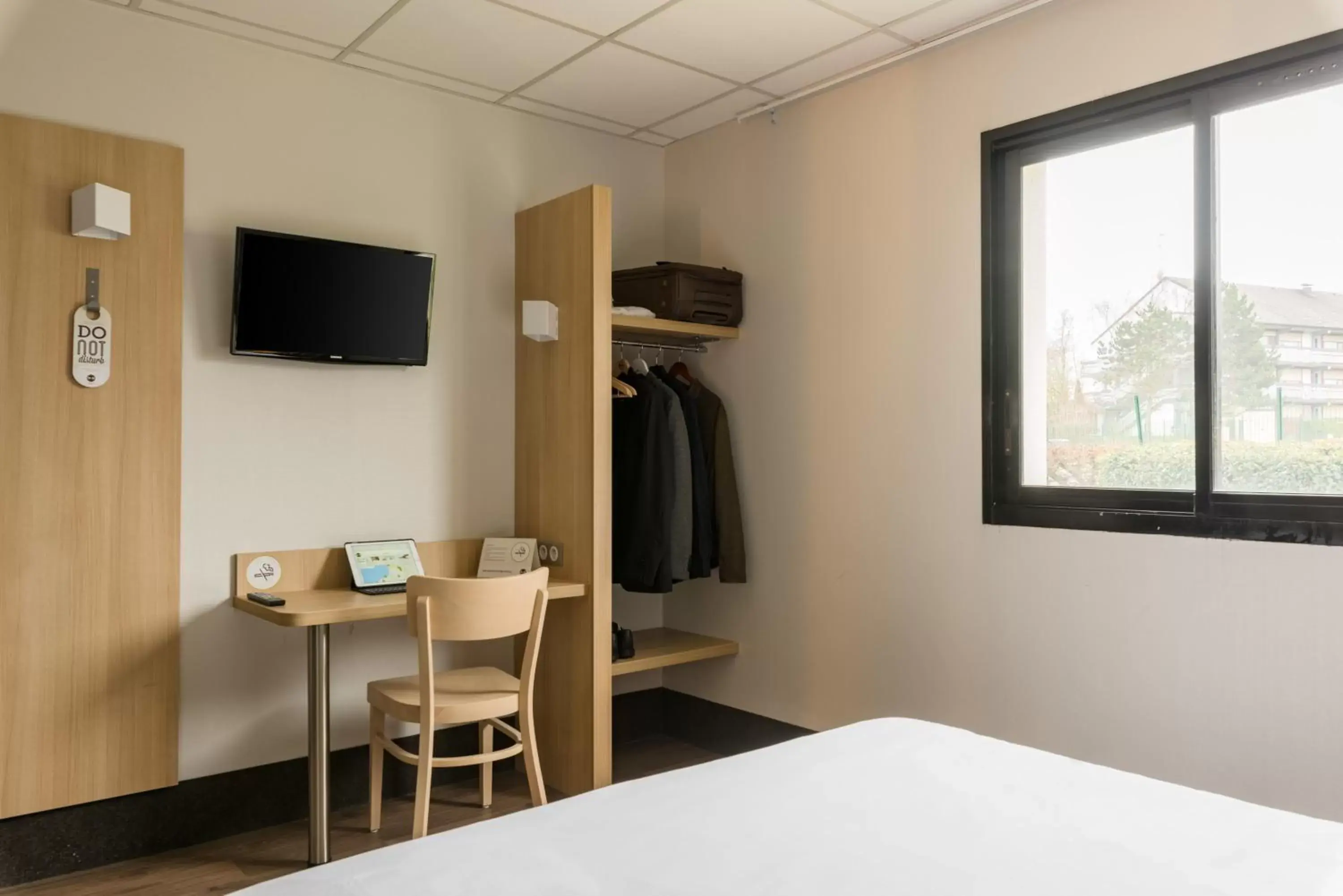 Bedroom, TV/Entertainment Center in B&B HOTEL Rouen Saint-Étienne-du-Rouvray