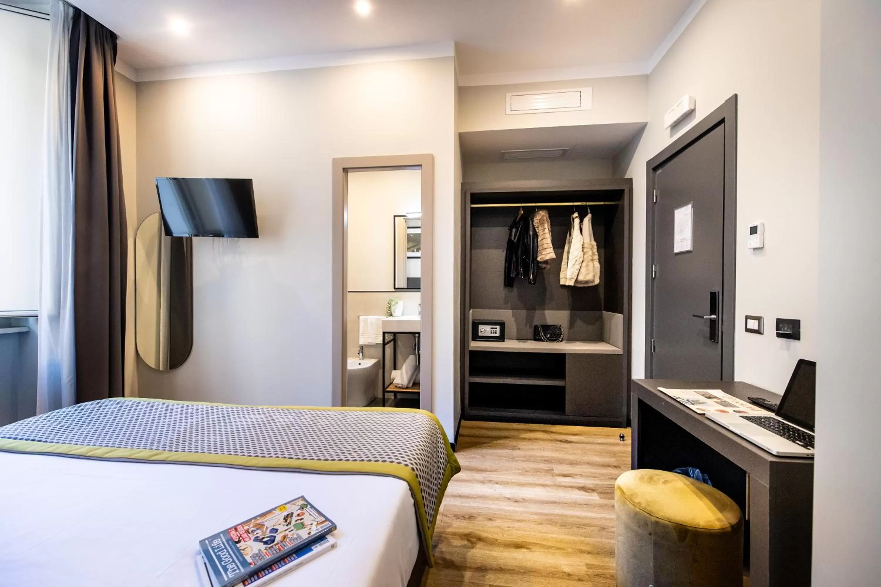 Photo of the whole room, Bed in The Cross Hotel