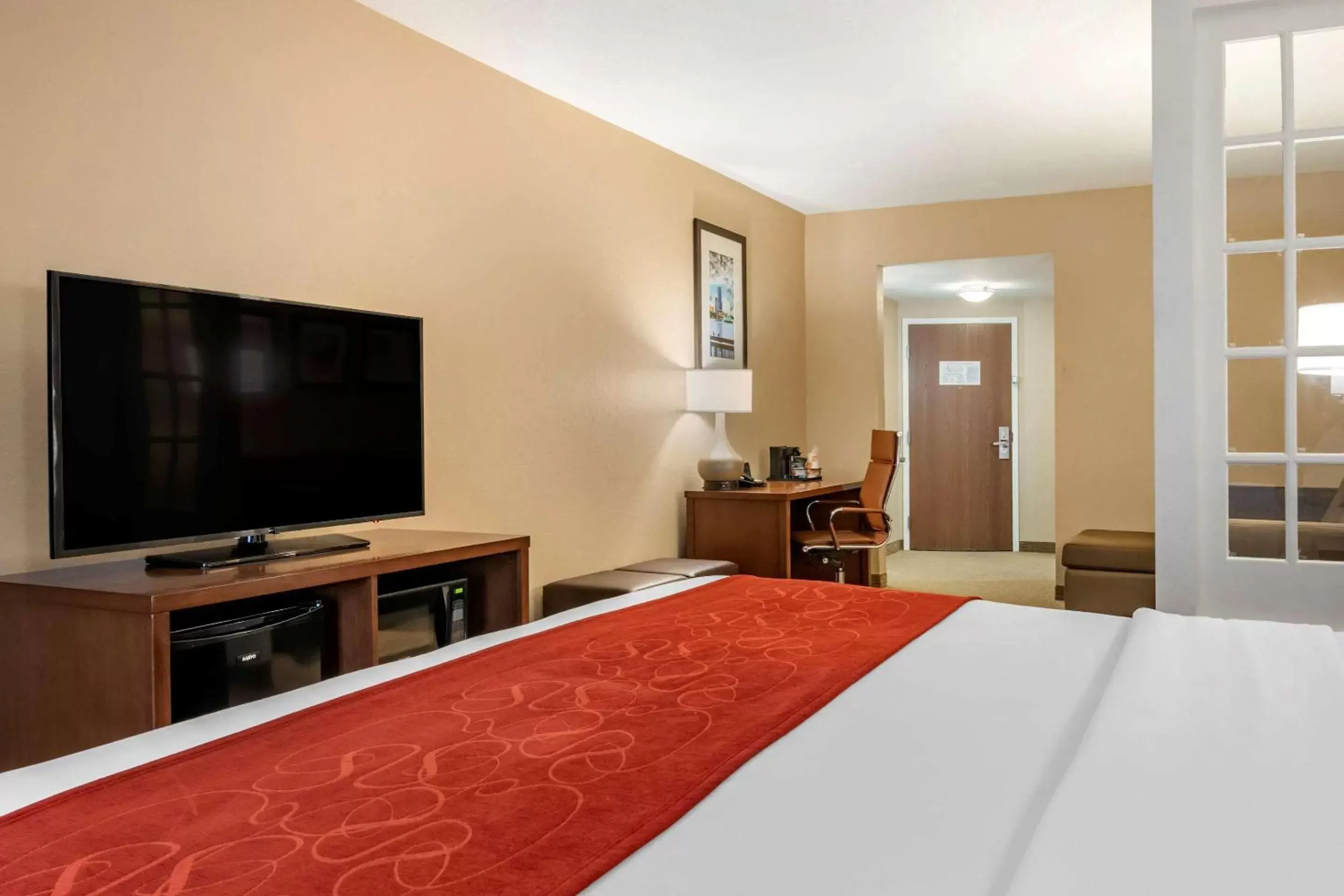 Photo of the whole room, TV/Entertainment Center in Comfort Suites Orlando Airport