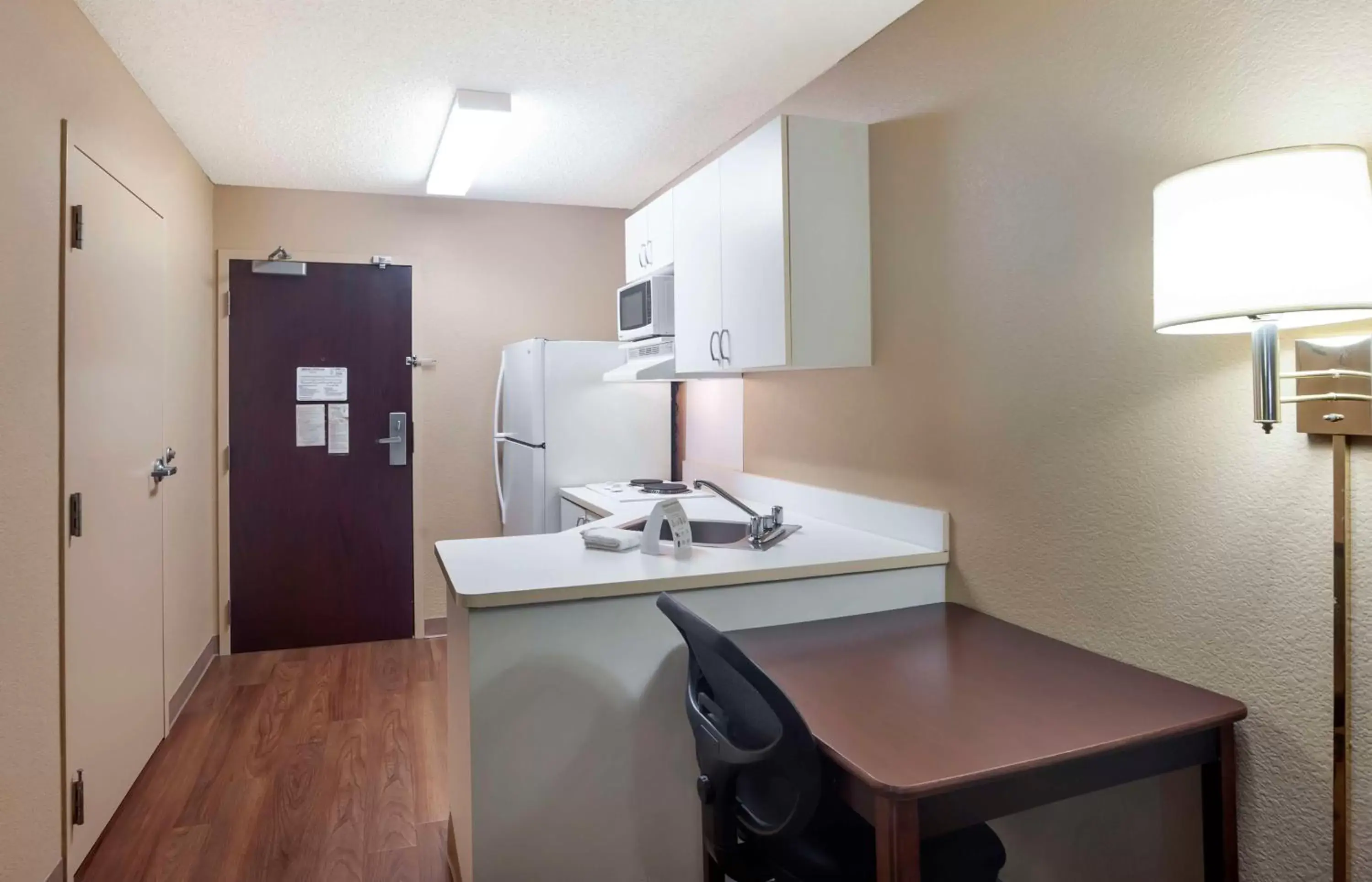 Bedroom, Kitchen/Kitchenette in Extended Stay America Suites - San Diego - Mission Valley - Stadium