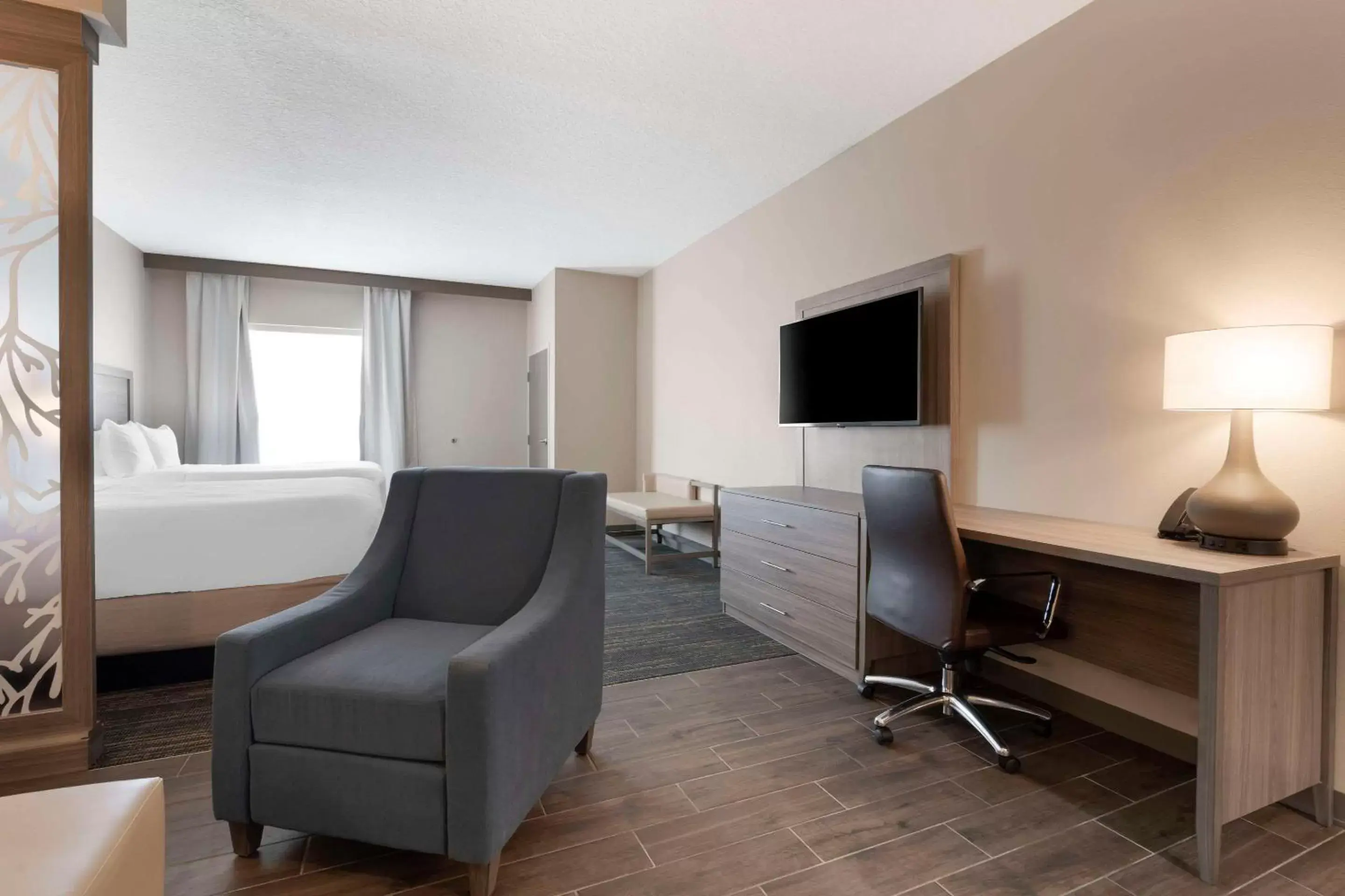 Bedroom, Seating Area in Comfort Suites Orlando Lake Buena Vista