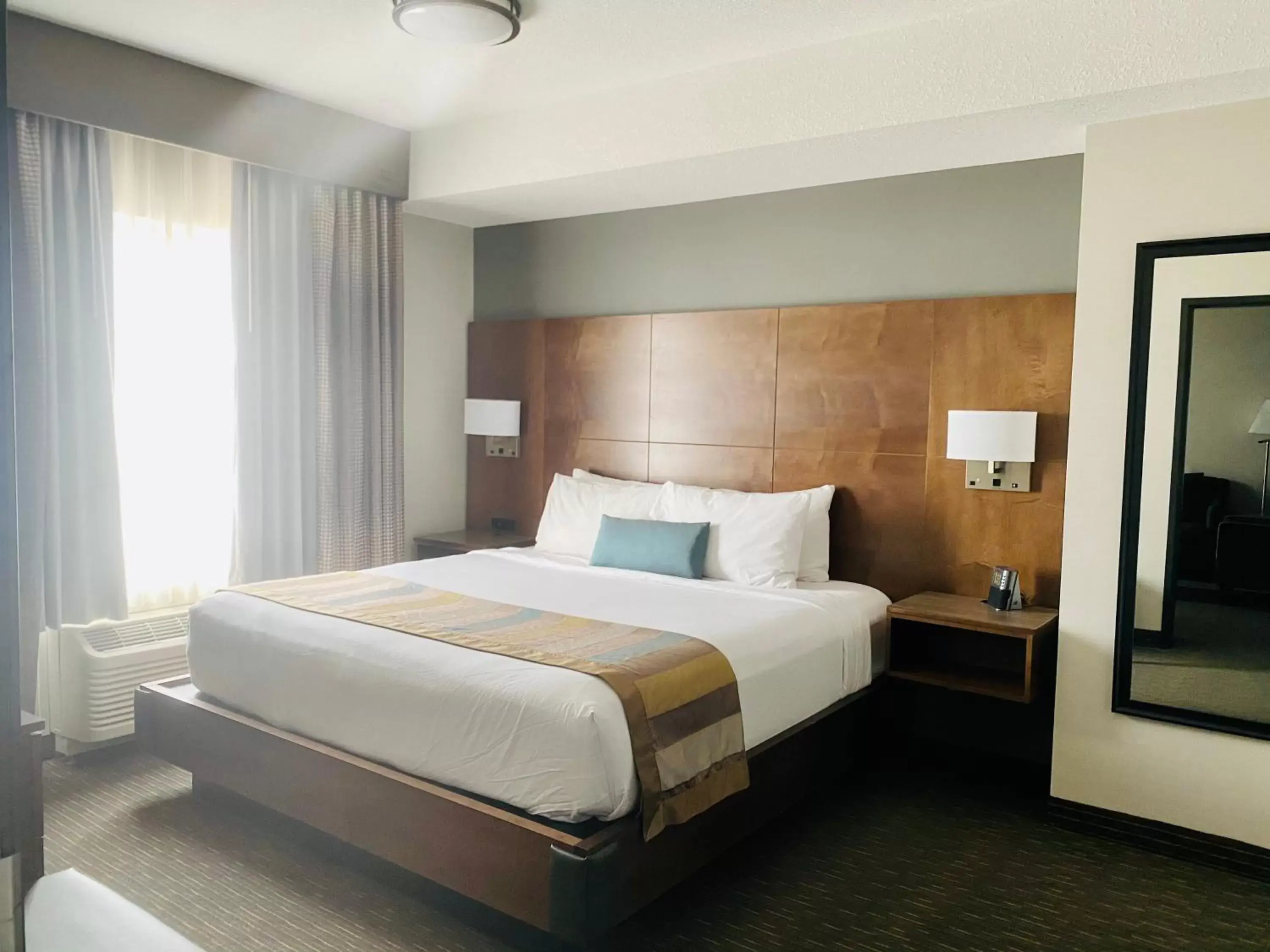 Bedroom, Bed in Wingate by Wyndham Calgary Airport