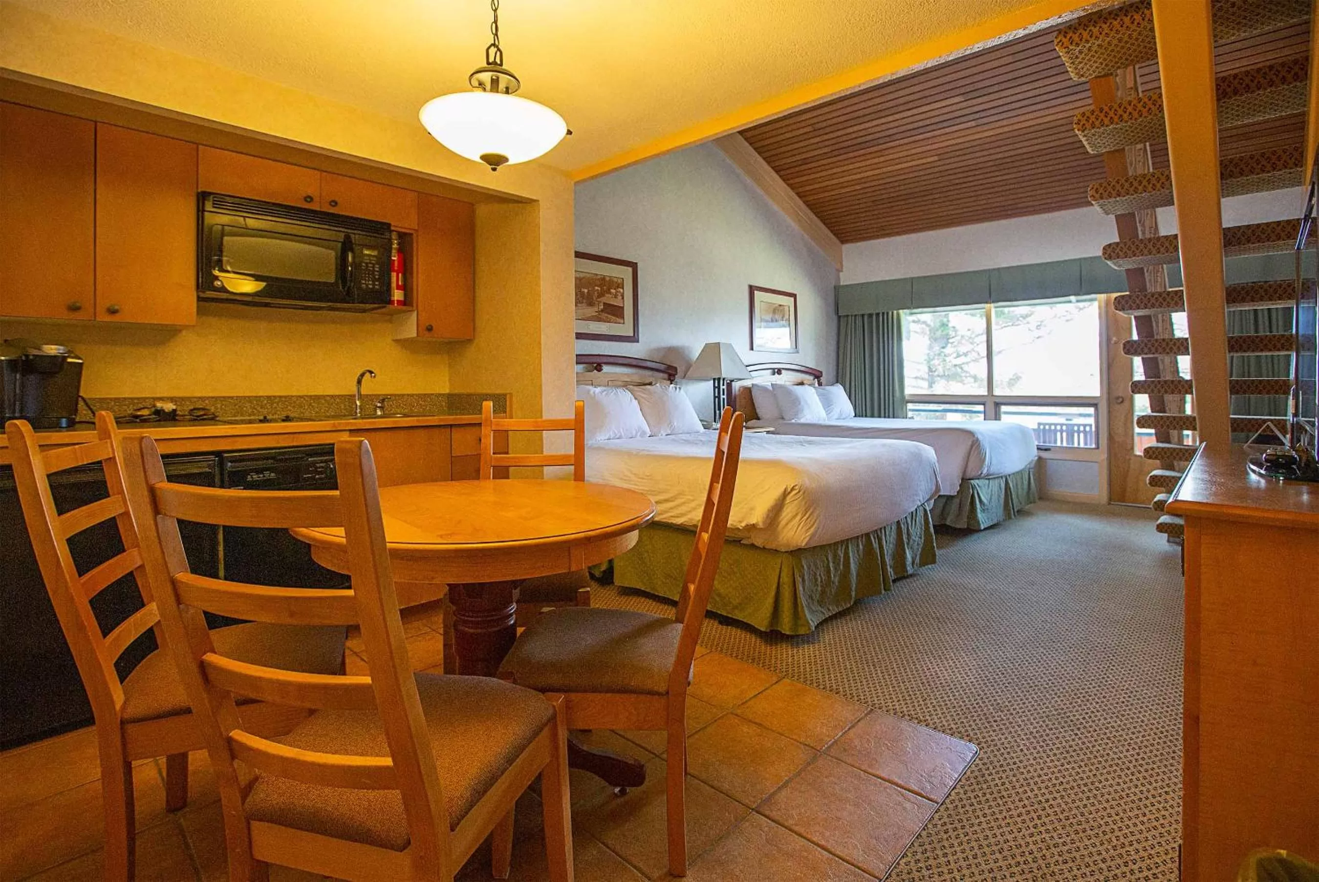 Kitchen or kitchenette, Bed in Fairmont Hot Springs Resort