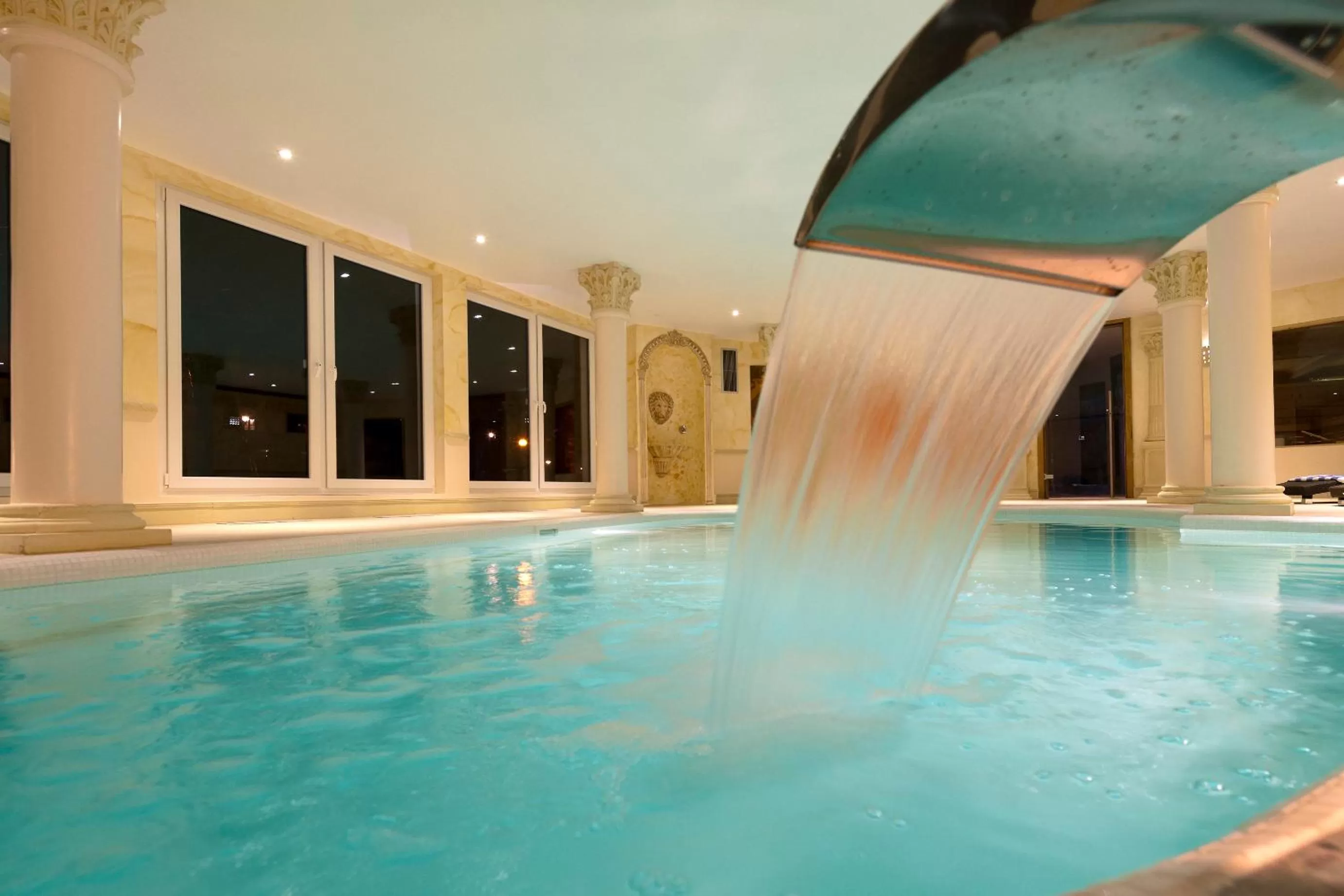 Swimming pool in Hôtel du Parc, Restaurant, Spa & Wellness