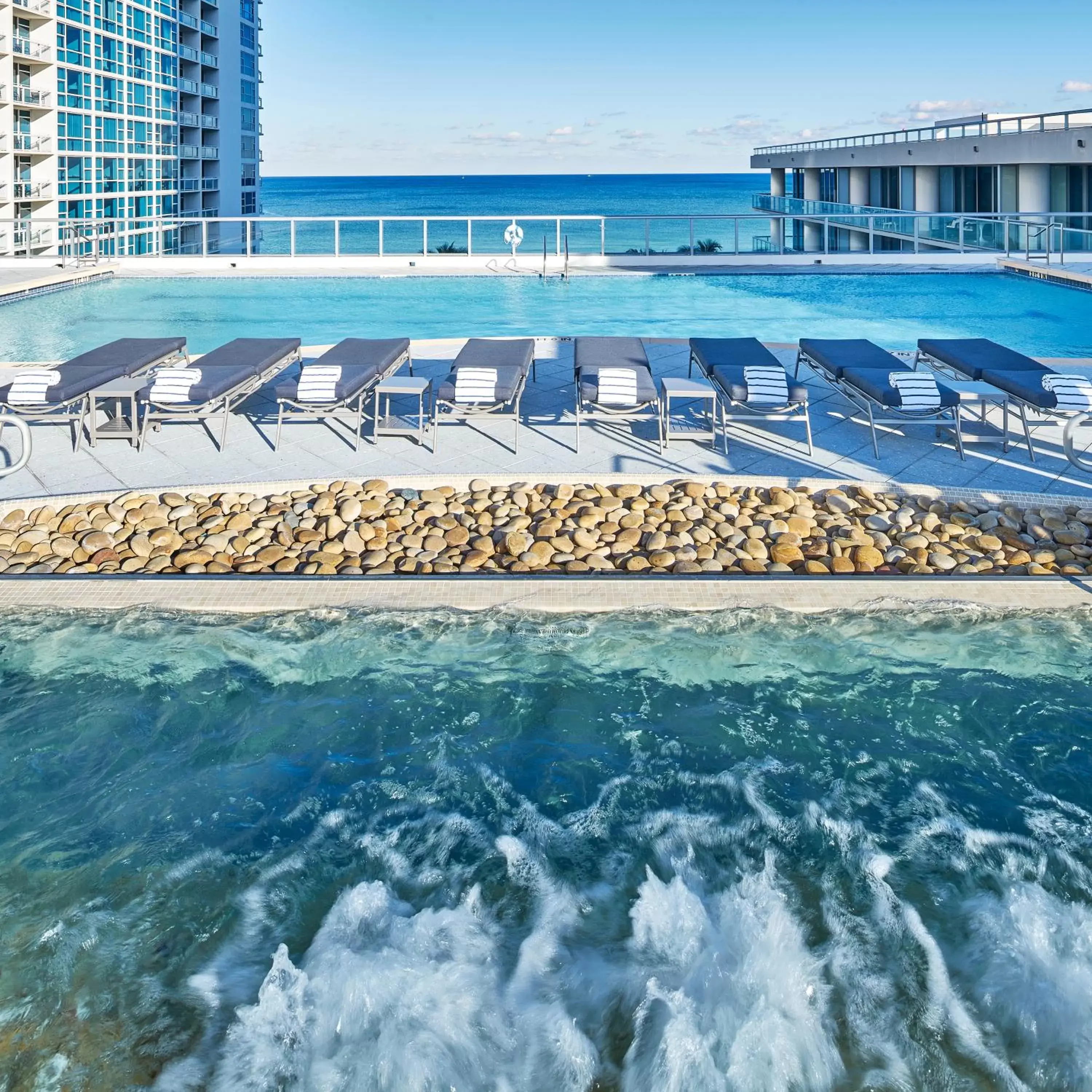 Hot Tub, Swimming Pool in Carillon Miami Wellness Resort