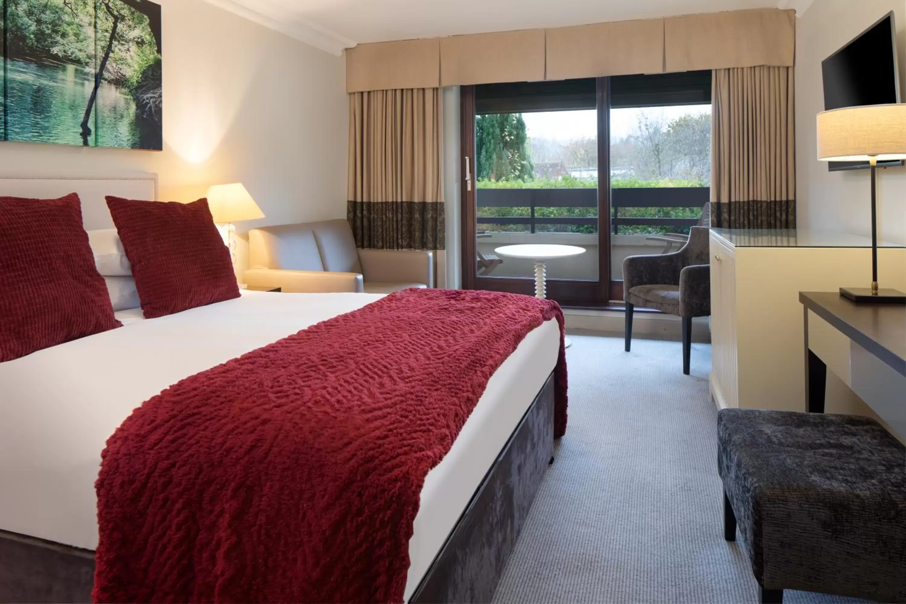 Photo of the whole room, Bed in Mercure Box Hill Burford Bridge Hotel