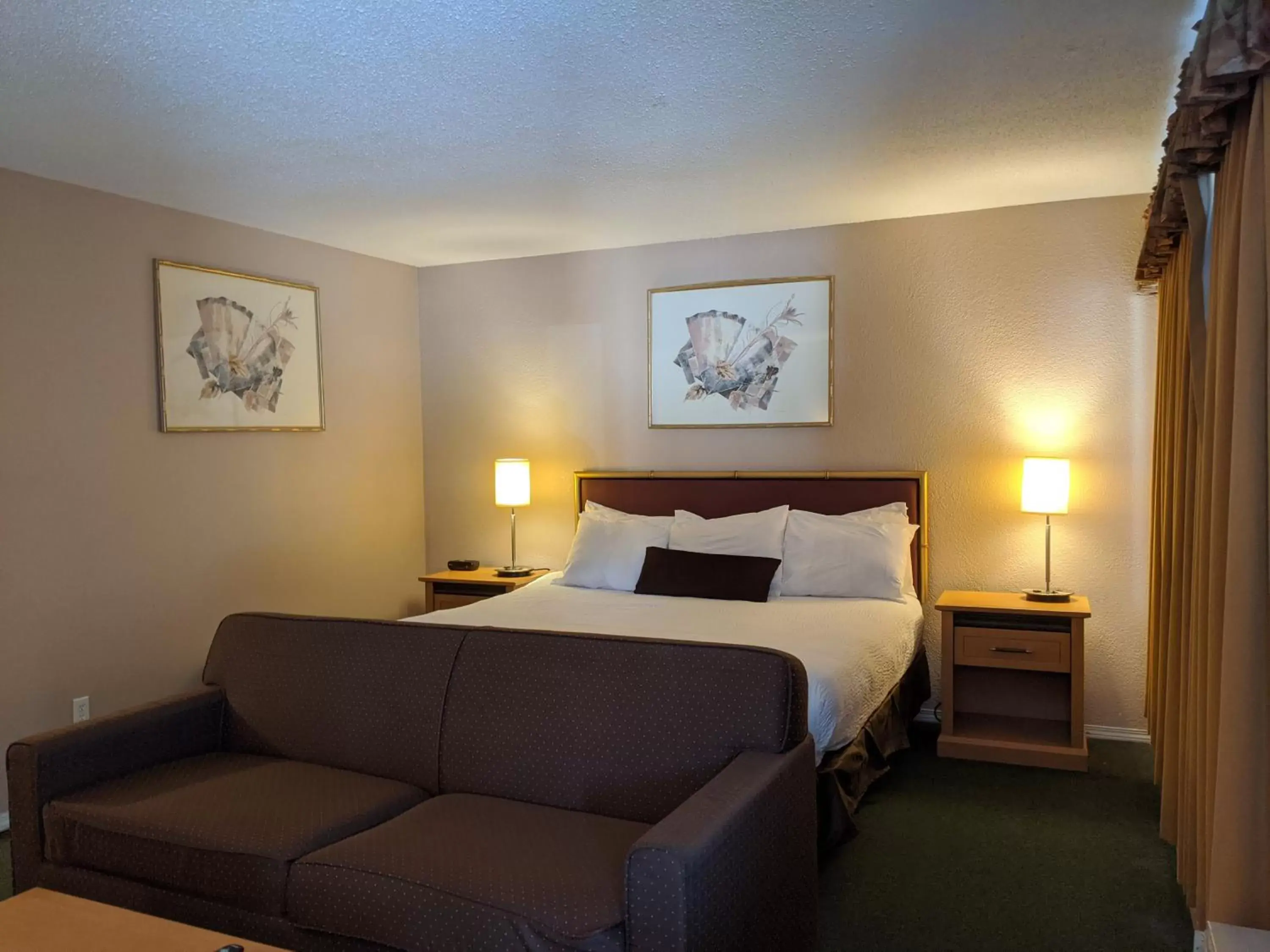 Photo of the whole room, Bed in Howard Johnson by Wyndham Downtown Kamloops