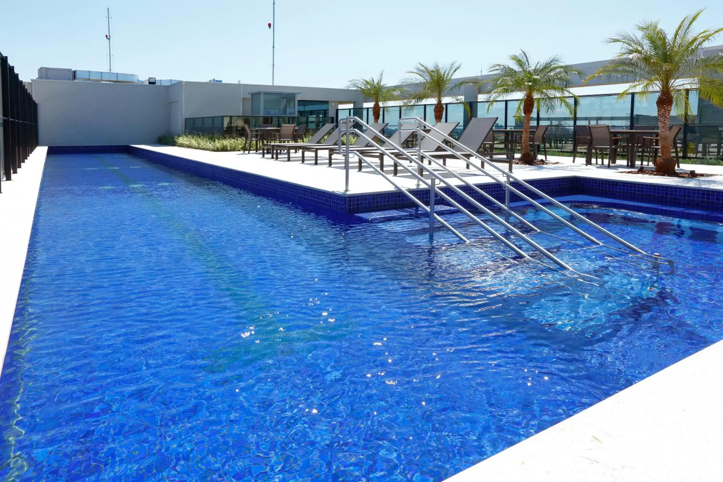 Swimming Pool in Royal Palm Tower Anhanguera