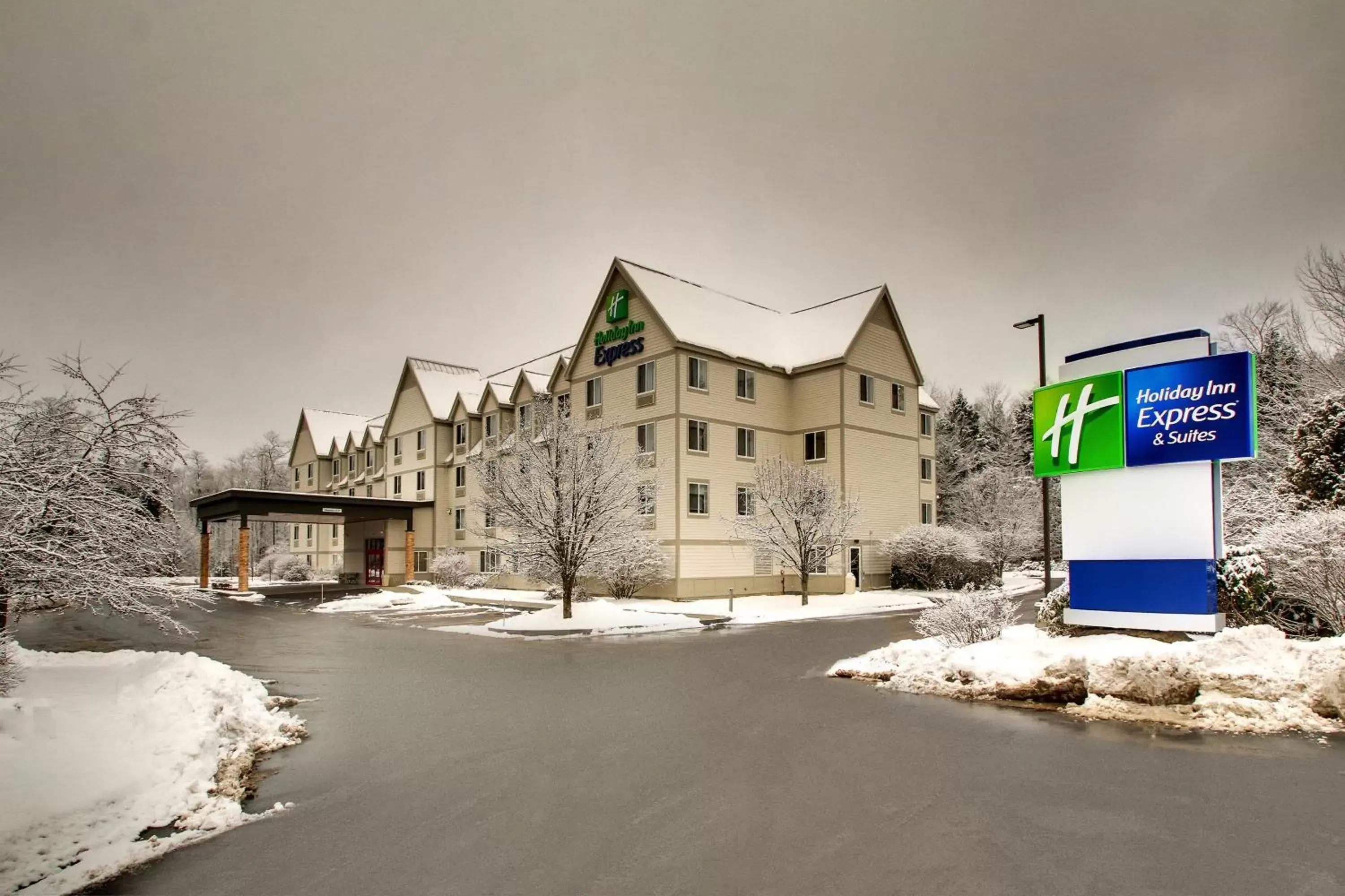 Bedroom, Winter in Holiday Inn Express & Suites - Lincoln East - White Mountains, an IHG Hotel