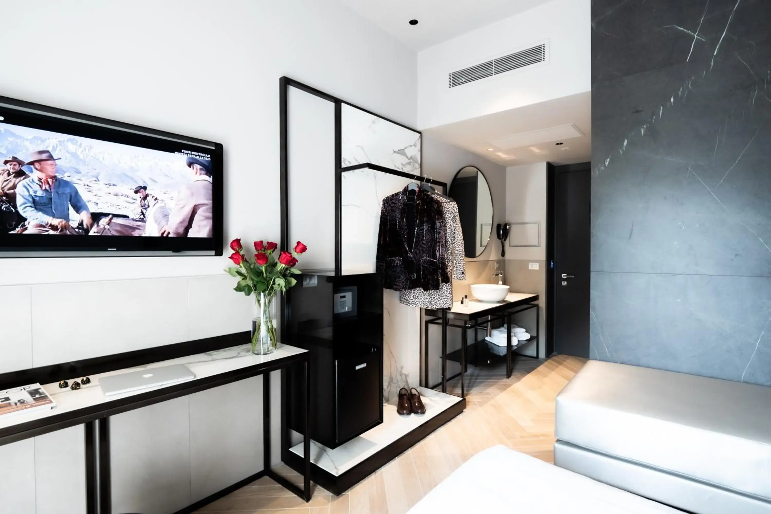 Bedroom, TV/Entertainment Center in Heart Hotel Milano