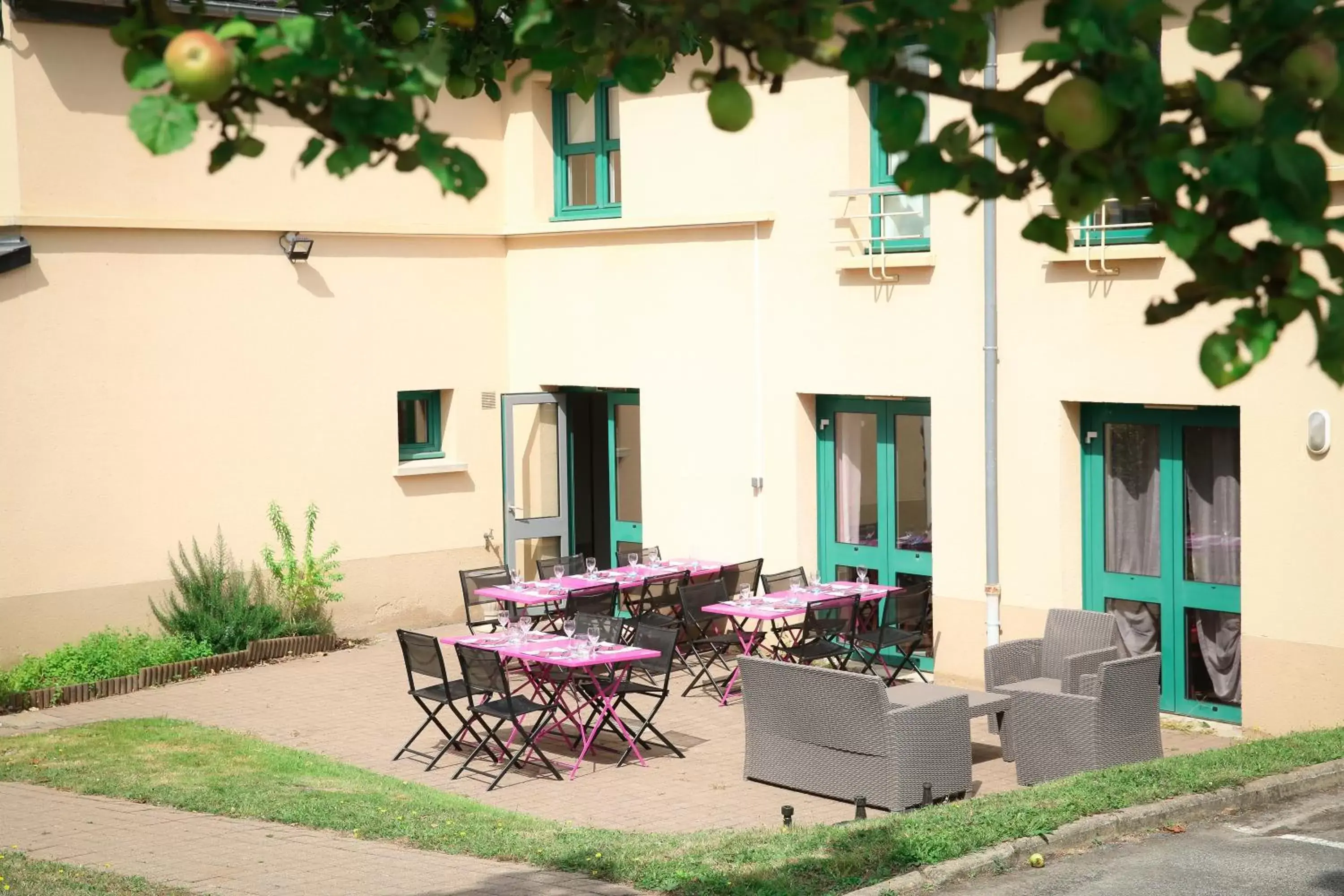 Patio, Property Building in Hôtel Inn Design Resto Novo Châteaubriant