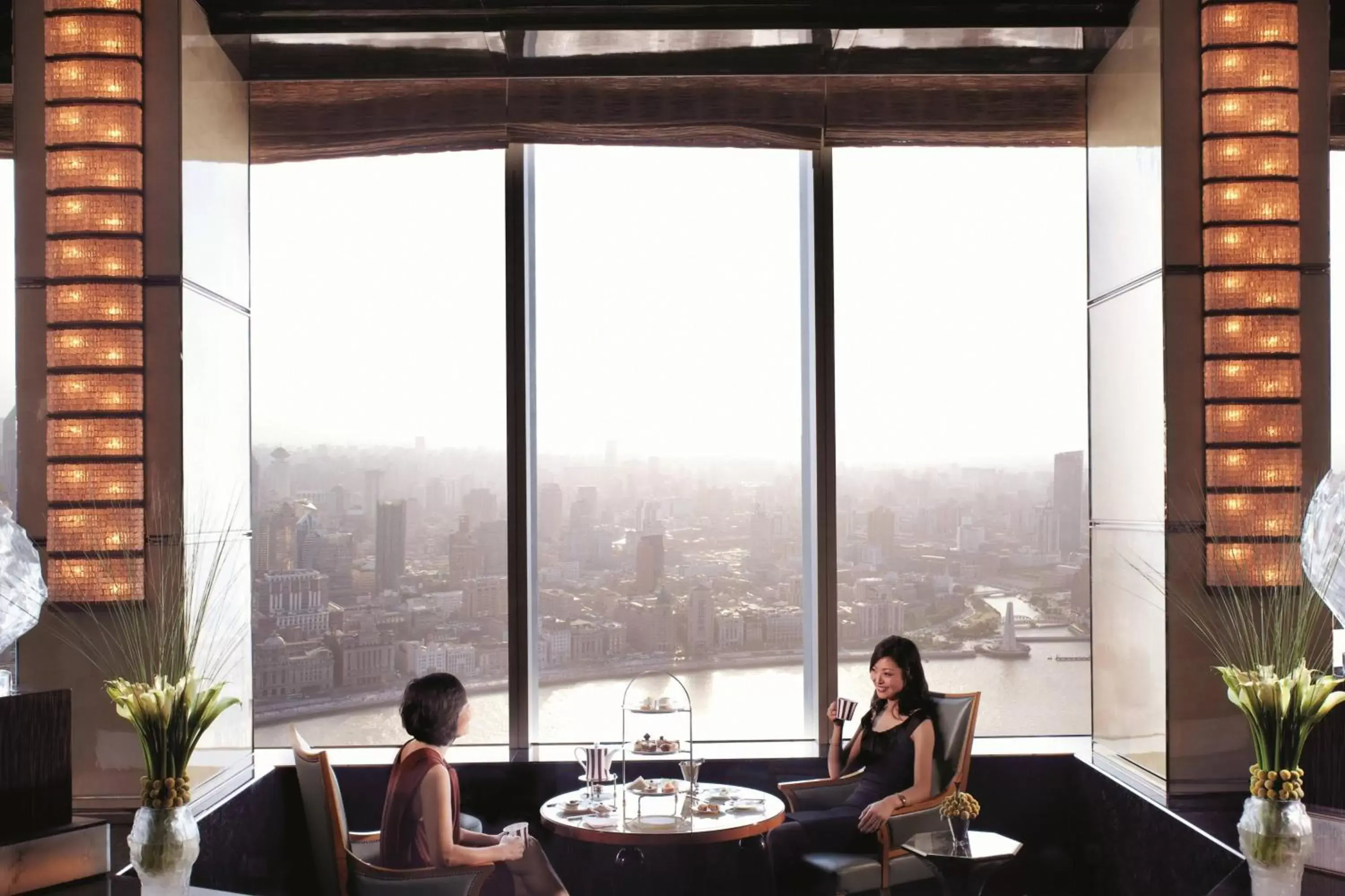 Lounge or bar in The Ritz-Carlton Shanghai, Pudong