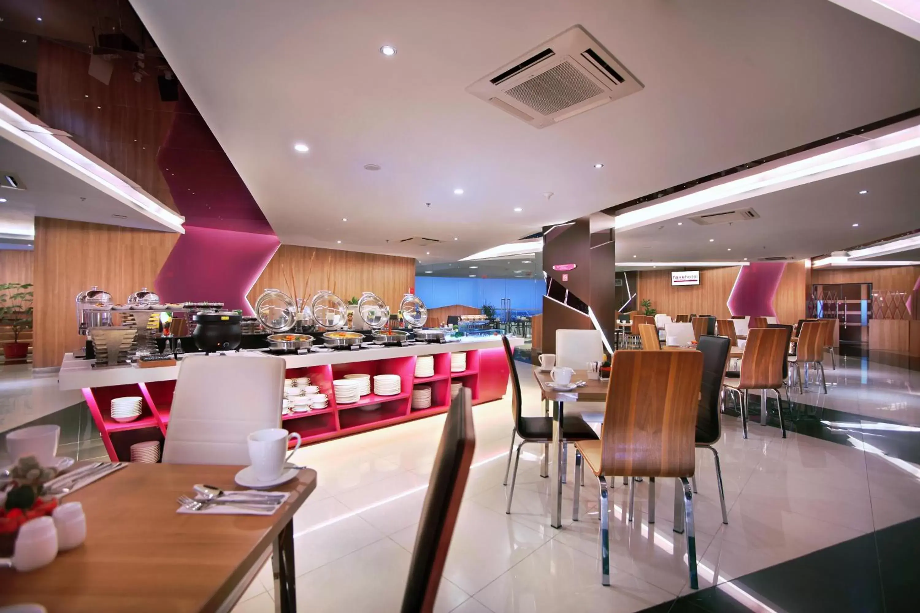 Lobby or reception, Restaurant/Places to Eat in favehotel LTC Glodok