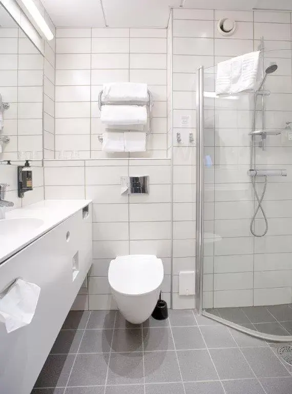 Bathroom in Skara Konst Hotell