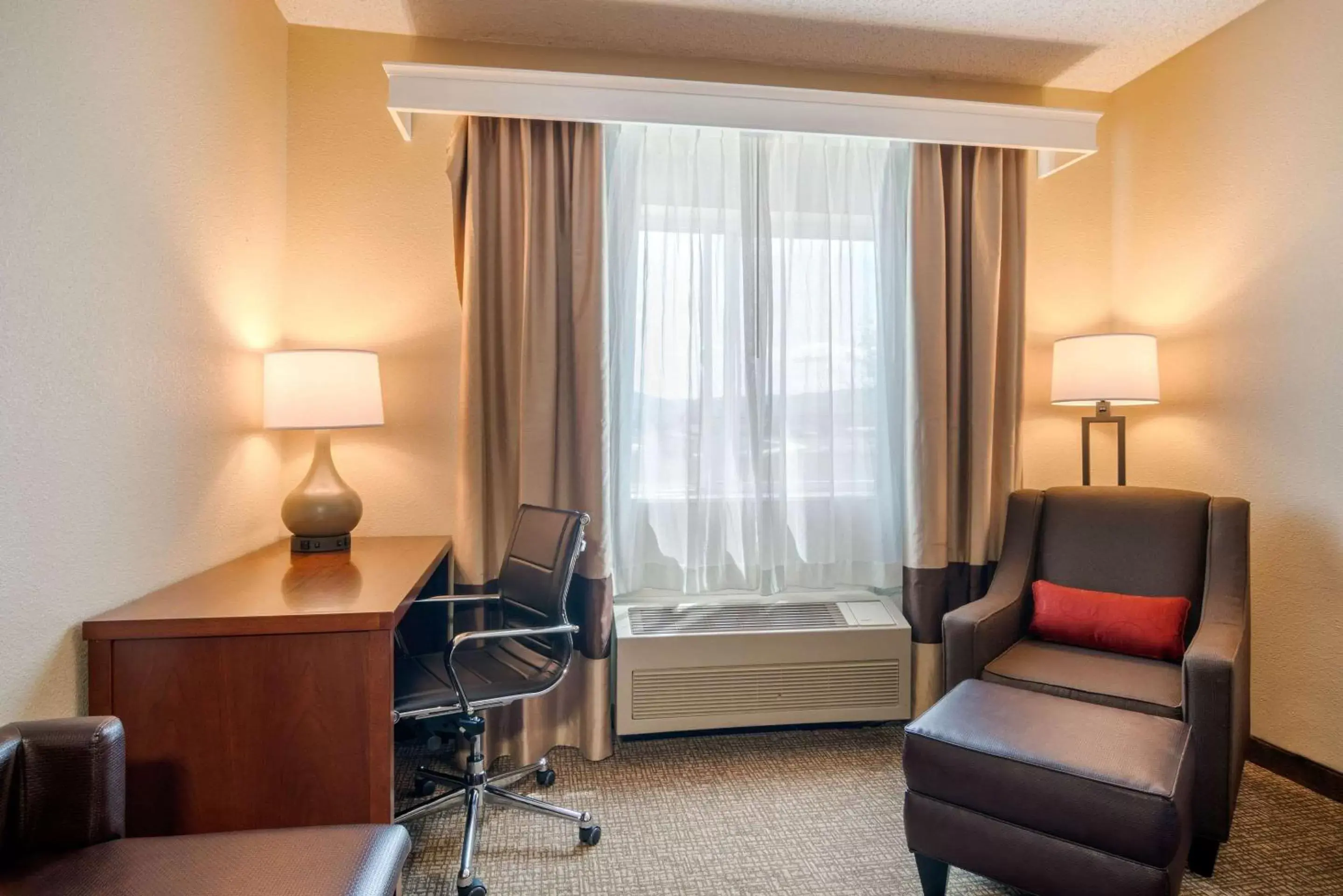 Photo of the whole room, Seating Area in Comfort Inn Medford North