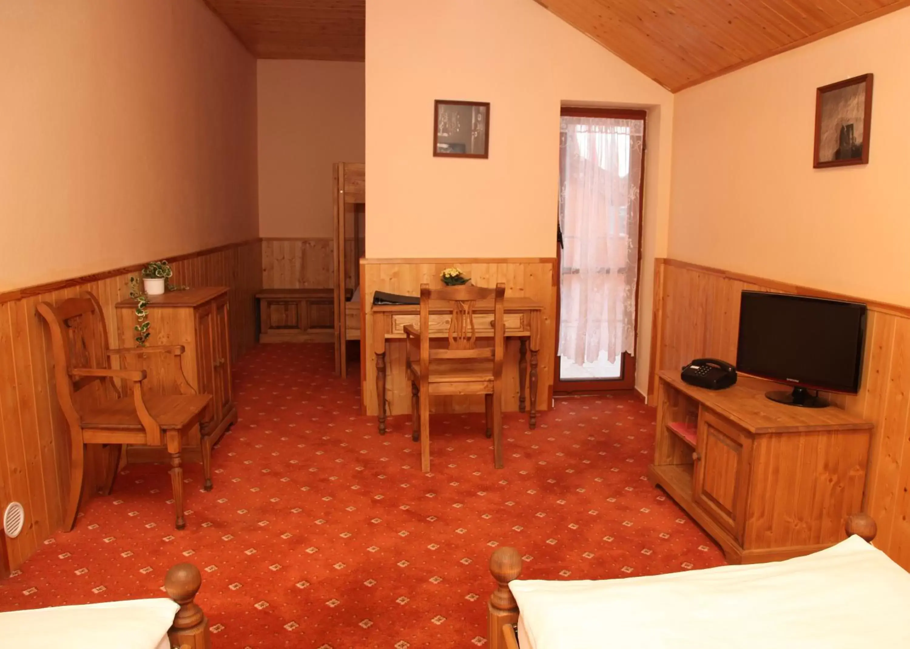 Quadruple Room with Private Bathroom - single occupancy in garni Hotel ASAS*** Quadruple Room with Private Bathroom - single occupancy in garni Hotel ASAS***