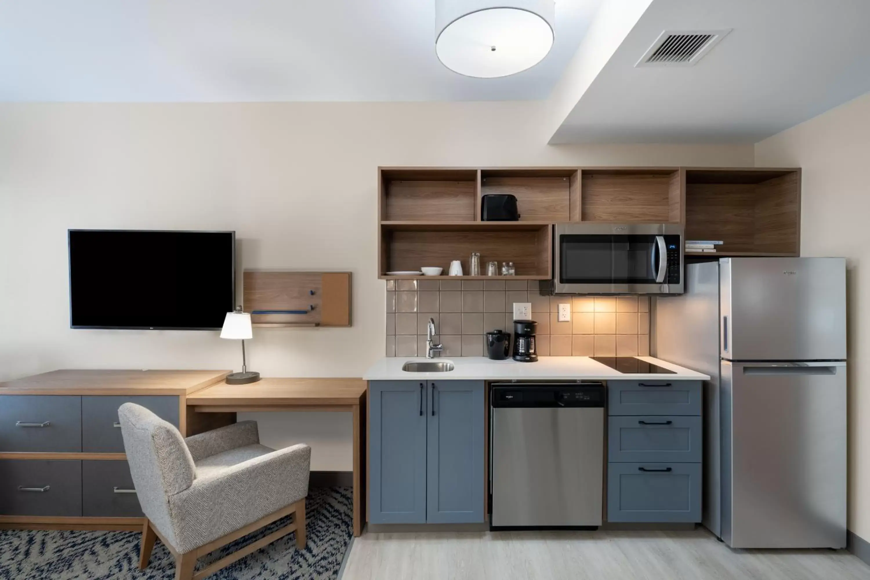 Kitchen or kitchenette, Kitchen/Kitchenette in Candlewood Suites - Asheville Downtown, an IHG Hotel