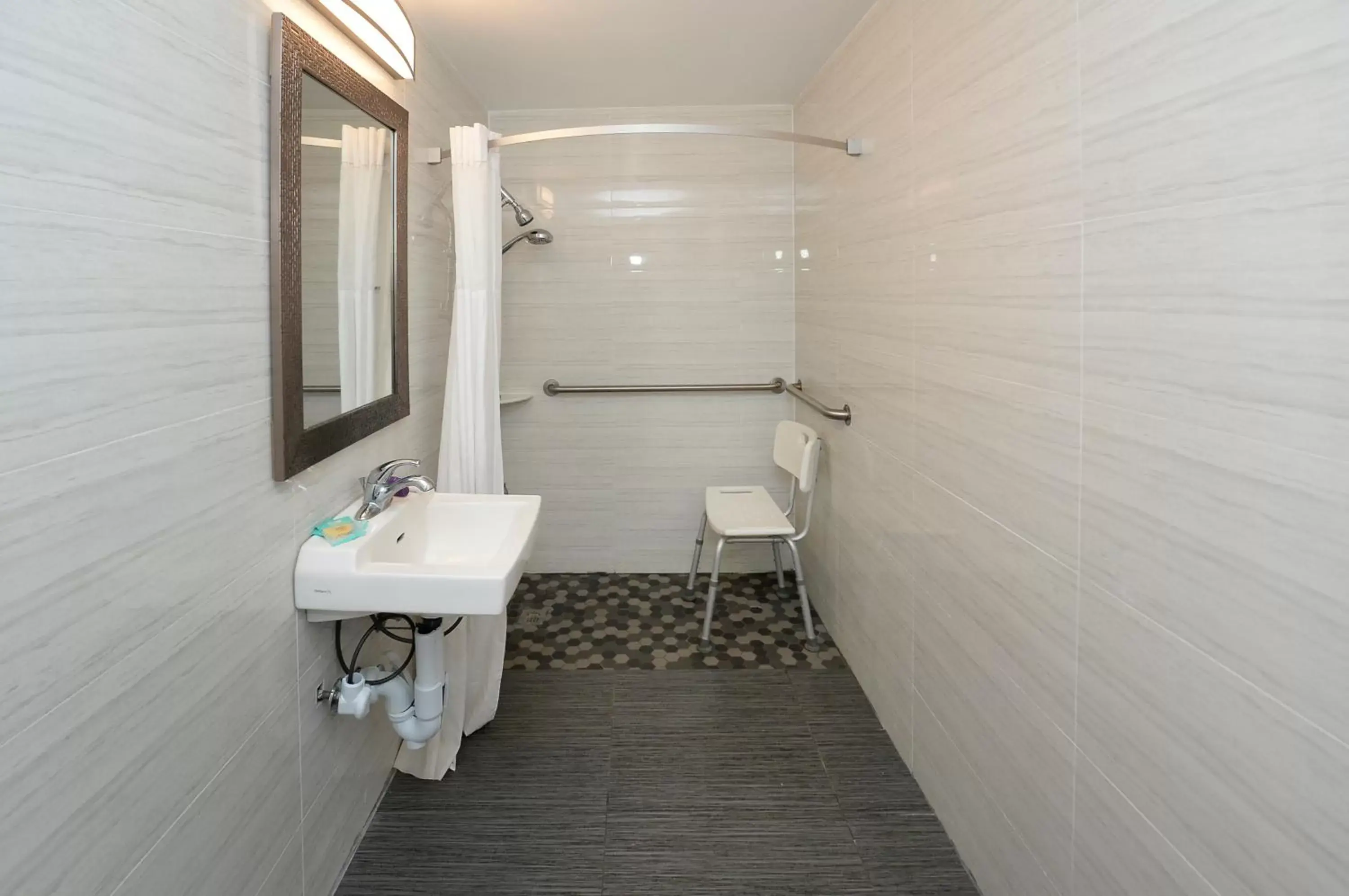 Shower, Bathroom in Americas Best Value Inn at Central Valley